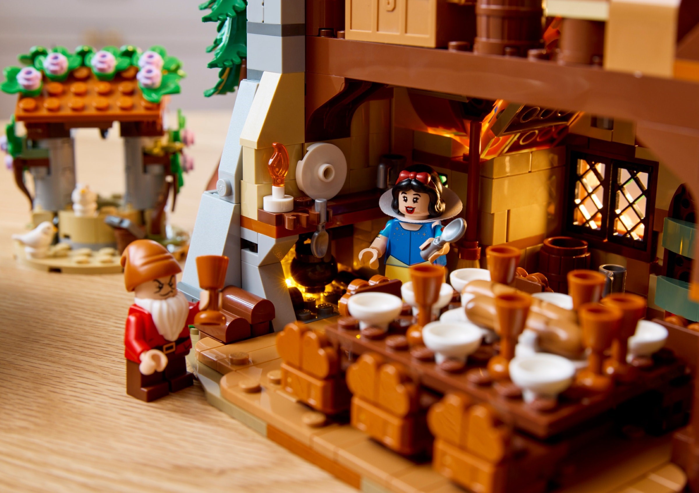 LEGO Disney 43242 เลโก้ Snow White and the Seven Dwarfs' Cottage