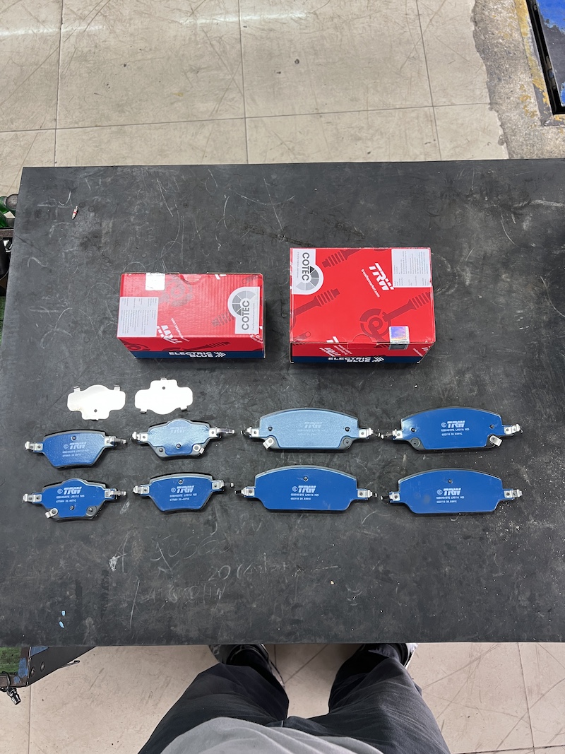 BYD Dolphin Standard 🐬 อัปเกรดความมั่นใจในการหยุดรถ ติดตั้ง TRW Electric Blue Brake Pads ผ้าเบรกที่ออกแบบมาเพื่อ รถยนต์ไฟฟ้า (EV) โดยเฉพาะ 🔵 ทำไมเจ้าของรถ EV ต้องเลือก TRW Electric Blue? ✅ เงียบกว่า ลดเสียงรบกวน เหมาะกับ EV ที่ไร้เสียงเครื่องยนต์ ✅ ฝุ่นน้อย ล้อสะอาดนาน ไม่เลอะง่าย ✅ ทนความร้อนสูง รองรับน้ำหนักรถ EV ได้สบาย ✅ วัสดุ Copper-Free เป็นมิตรต่อสิ่งแวดล้อม ✅ มาตรฐานยุโรปจาก ZF Aftermarket ✨ หลังติดตั้ง: เบรกนุ่ม เงียบ มั่นใจยิ่งกว่าเดิม ทั้งการขับในเมืองและเดินทางไกล 🚗⚡ 👉 ถ้าคุณใช้ BYD Dolphin Standard ถึงเวลาเลือกผ้าเบรกที่ถูกออกแบบมาสำหรับรถคุณแล้ว #BYDDolphin #TRWElectricBlue #EVBrakePads #ZFAftermarket #มั่นใจทุกการเดินทาง สอบถามข้อมูลเพิ่มเติม หรือนัดหมายเข้ารับบริการ ☎️ : 08-6569-1915 ☎️ : 08-6544-5963 Line id : @88rw Facebook : https://www.facebook.com/88rwtire Location : https://goo.gl/maps/HrNUAZXPN94KvxZ98 #BYDDolphin #TRWElectricBlue #EVBrakePads #ยางรถยนต์นนทบุรี #ช่วงล่างรถยนต์ #โช้คอัพรถยนต์