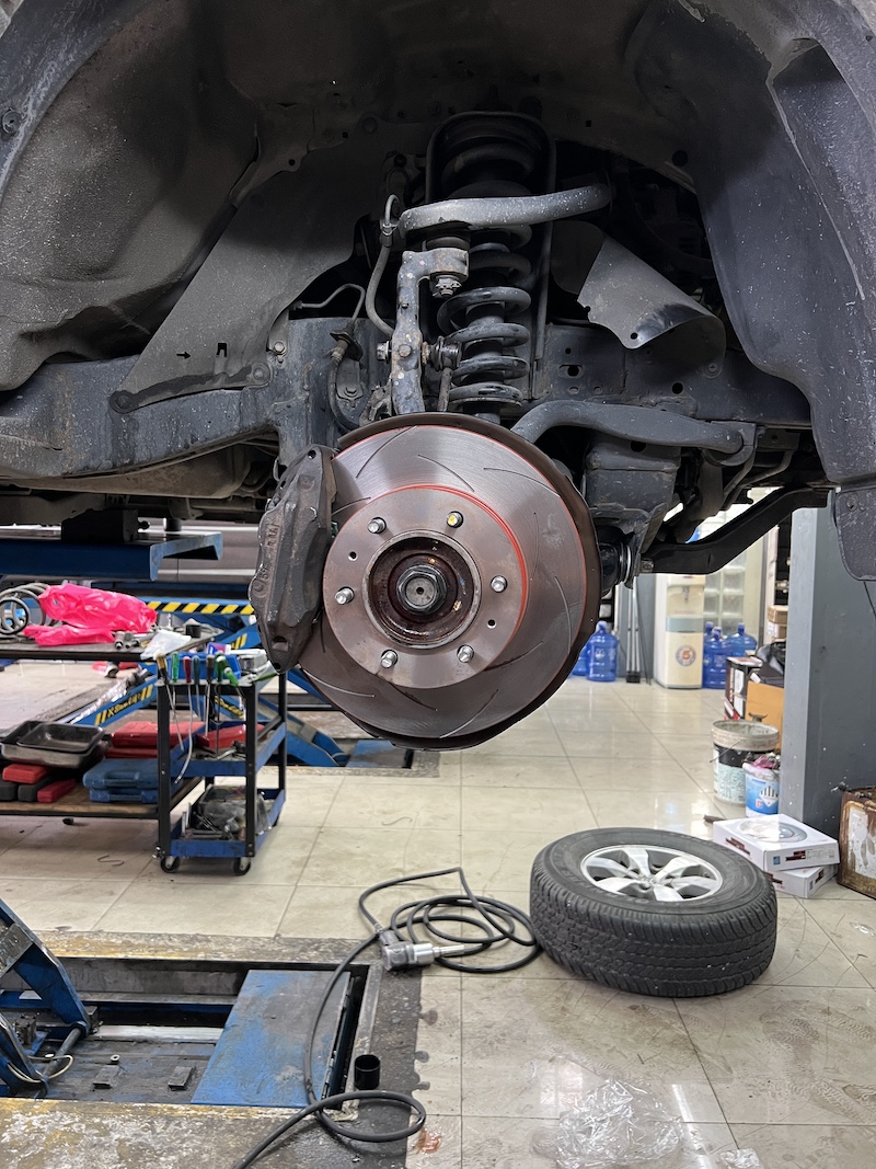 TOYOTA VIGO PRERUNNER เข้ารับบริการเปลี่ยนจานเบรกอัพเกรด เพิ่มประสิทธิภาพการเบรก แบบไม่ต้องโมดิฟาย เอารถขึ้นเจอจารบีเพลาขับกระจาย และช่วงล่างเสียก็จัดเพิ่มเติมเลย [+] TRW XPS จานเบรกอัพเกรด ขนาดเดิมตรงรุ่น ไม่ต้องโมดิฟาย ทนความร้อนสูง เหนียวหนา ใช้งานได้ยาวนาน [+] ลูกหมากปีกนกล่าง ตอง5ญี่ปุ่น ทนทาน [+] บู้ชปีกนกล่างพร้อมบริการติดตั้ง [+] ยางหุ้มเพลาขับ ตรงรุ่น พร้อมรัด ติดตั้ง ตั้งศูนย์ สอบถามข้อมูลเพิ่มเติม หรือนัดหมายเข้ารับบริการ ☎️ : 08-6569-1915 ☎️ : 08-6544-5963 Line id : @88rw Facebook : https://www.facebook.com/88rwtire Location : https://goo.gl/maps/HrNUAZXPN94KvxZ98 #ยางหุ้มเพลาขับ #TRW #ลูกหมากตอง5ญี่ปุ่น #ยางรถยนต์ #ช่วงล่างรถยนต์ #โช้คอัพรถยนต์