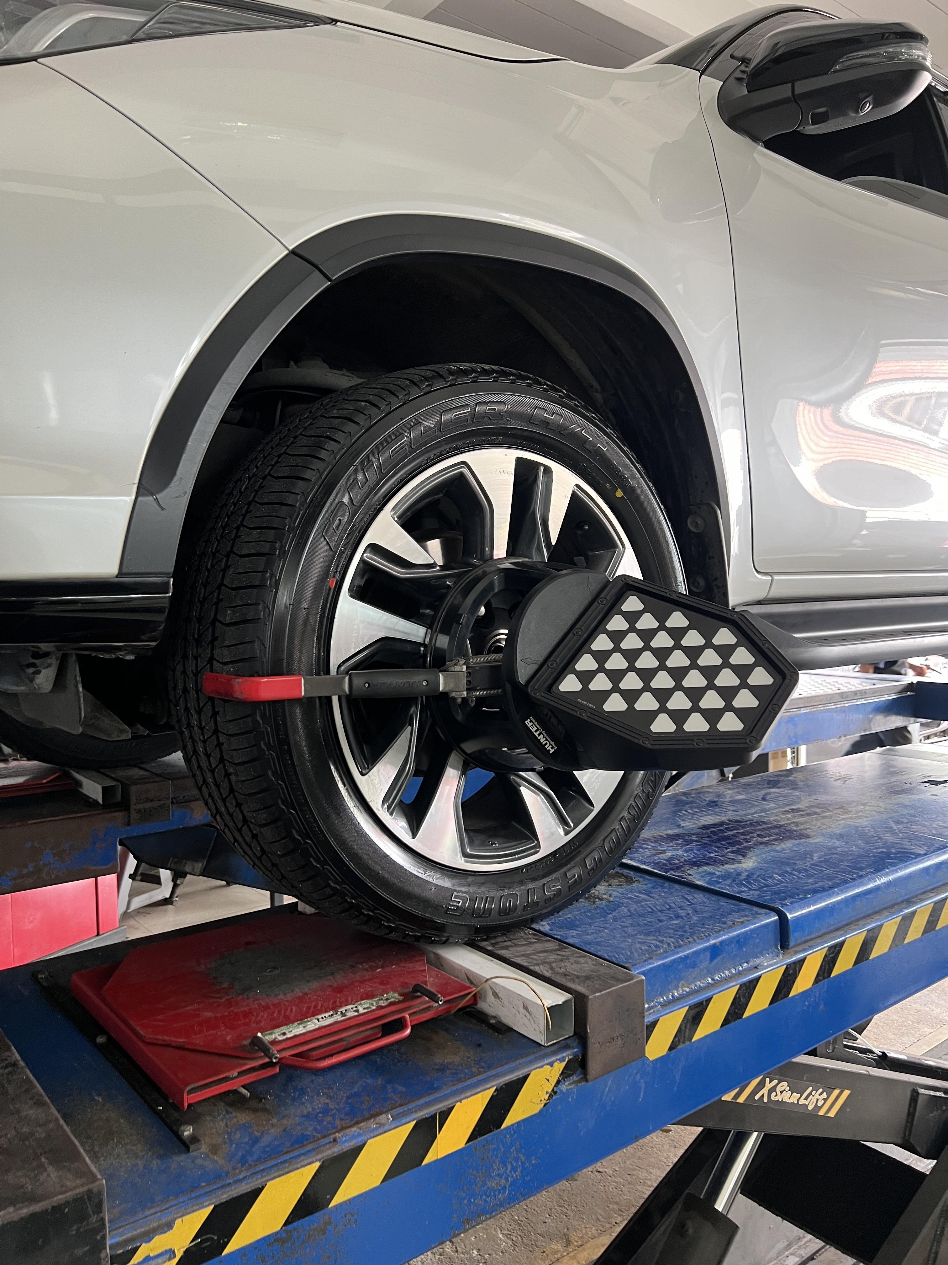 TOYOTA FORTUNER เปลี่ยนยางรถยนต์ใช้งาน ประจำวัน เอายางดี ใช้งานมั่นใจ ปลอดภัย ทนทาน [+] Bridgestone dueler 684ii 265/50R20 *เพื่อความรวดเร็วนัดหมายก่อนเข้ารับบริการครับ 𝙊𝙪𝙧 𝙎𝙚𝙧𝙫𝙞𝙘𝙚 บริการทางร้านเรารับทำอะไรบ้าง 🔧 มียางรถยนต์ทุกยี่ห้อให้เลือกซื้อ 🔧 โช้คอัพ สปริง 🔧 เช็คช่วงล่าง แก้ปัญหาให้ตรงจุด 🔧 ติดตั้งยางแบบไร้รอย 100% 🔧 บริการสลับยาง ตามอายุ 🔧 บริการล้างลิ้นปีกผีเสื้อ 🔧 บริการเช็คระยะรถยนต์ 🔧 เปลี่ยนถ่ายของเหลวทั้งระบบ 🔧 ตั้งศูนย์ด้วยเครื่อง HUNTER นำเข้าจาก USA สอบถามข้อมูลเพิ่มเติม หรือนัดหมายเข้ารับบริการ ☎️ : 08-6569-1915 ☎️ : 08-6544-5963 Line id : @88rw Tiktok : https://www.tiktok.com/@88rwycrr Youtube : https://youtube.com/@88rw Facebook : https://www.facebook.com/88rwtire Location : https://goo.gl/maps/HrNUAZXPN94KvxZ98? #รถยนต์มีปัญหาไม่รู้ต้องแก้ตรงไหน ทางเรายินดี ตรวจหาปัญหาและหาวิธีแก้ บอกลูกค้าก่อนลงมือทำเสมอราคาเป็นธรรม