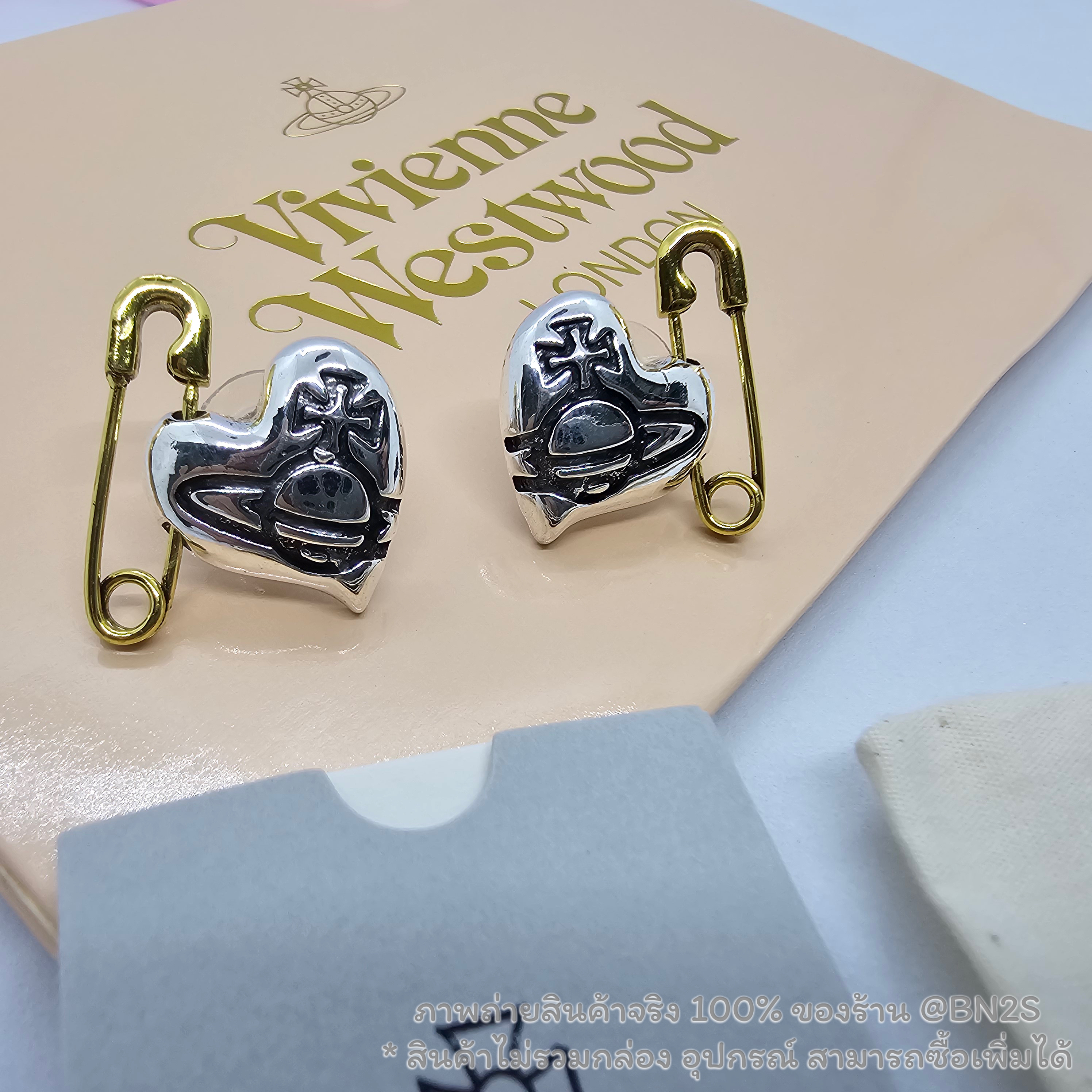 Vivienne Westwood Women White Orietta Earrings ต่างหูวิเวียน จี้หัวใจเข็มกลัด อะไหล่เงินรมดำ งานสวยมาก ภาพงานจริง 100% ไม่รวมกล่อง อุปกรณ์