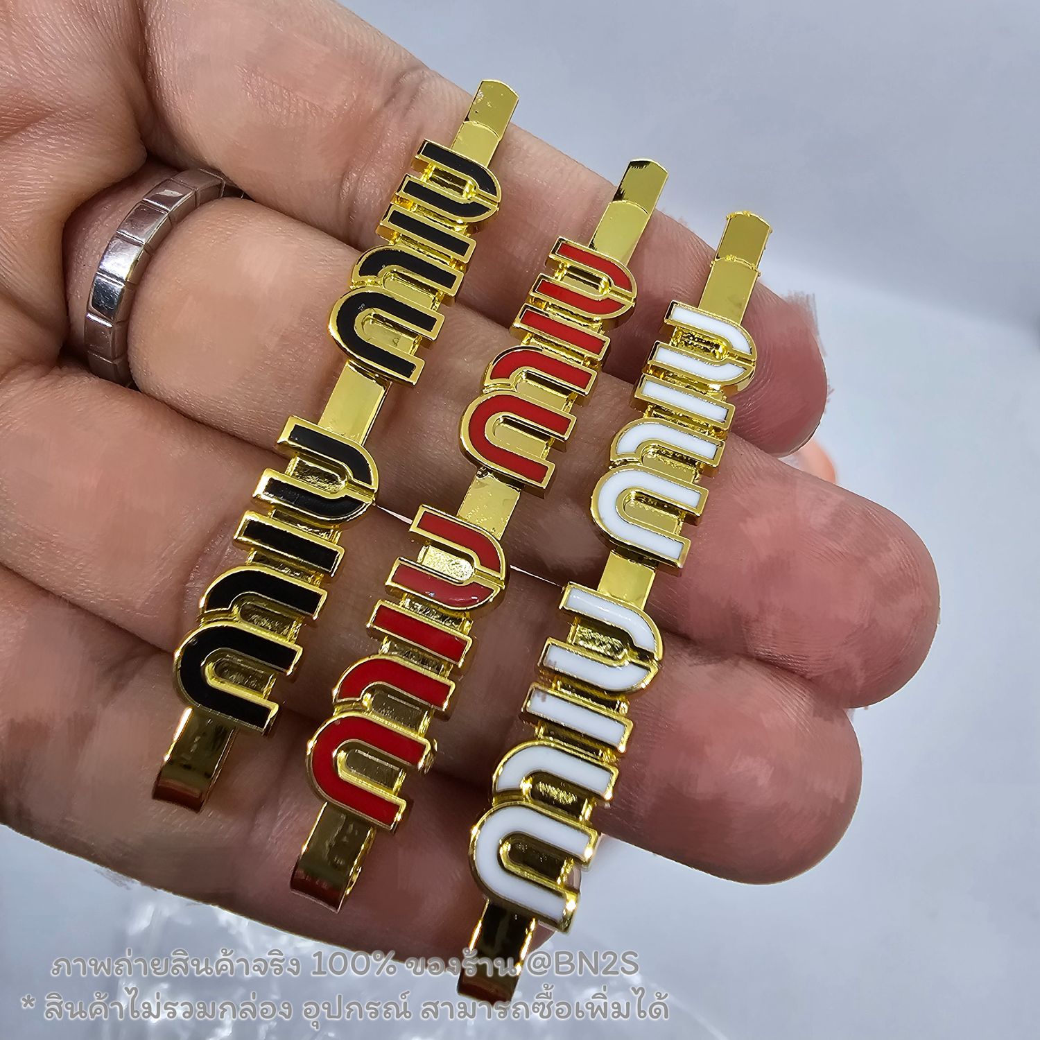 สีแดง | MIU MIU CASUAL HAIR CLIP คลิปหนีบผมโลโก้มิว มิว อะไหล่สีทอง งานสวยพร้อมส่ง มี 3 สีให้เลือก 1 ชิ้น 💕 เลเซอร์ด้านหลัง