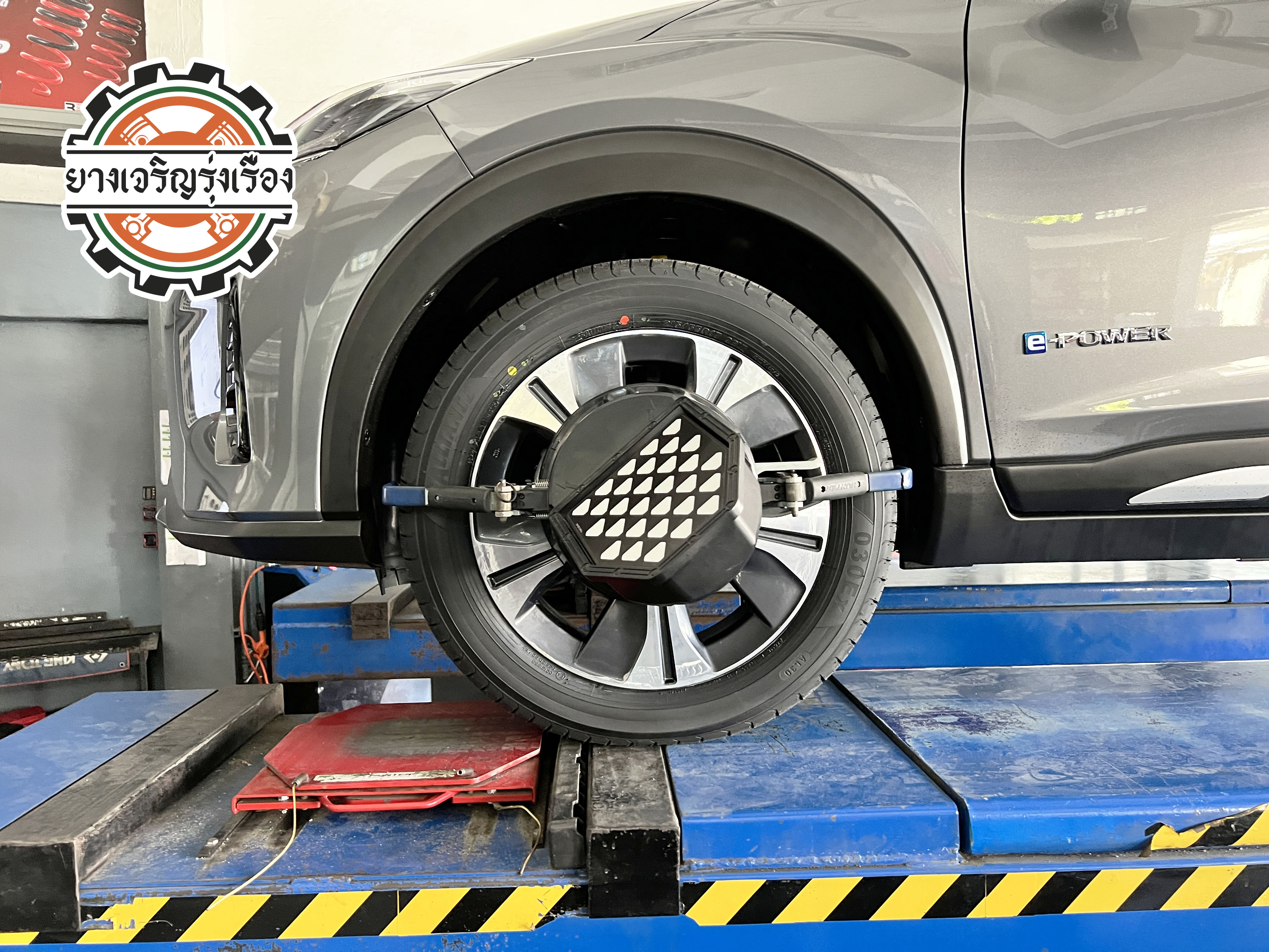 NISSAN KICK เปลี่ยนยางรถยนต์ ขอยางผลิตญี่ปุ่น [+] ALLIANCE/AL30 030EX 98W *JAPAN (BY YOKOHAMA) ขนาด 215/55R17 𝙊𝙪𝙧 𝙎𝙚𝙧𝙫𝙞𝙘𝙚 บริการทางร้านเรารับทำอะไรบ้าง 🔧 ติดตั้งยางแบบไร้รอย 100% 🔧 บริการสลับยาง ตามอายุ 🔧 มียางรถยนต์ทุกยี่ห้อให้เลือกซื้อ 🔧 เช็คช่วงล่าง แก้ปัญหาให้ตรงจุด 🔧 บริการล้างลิ้นปีกผีเสื้อ 🔧 บริการเช็คระยะรถยนต์ 🔧 เปลี่ยนถ่ายของเหลวทั้งระบบ 🔧 ตั้งศูนย์ด้วยเครื่อง HUNTER นำเข้าจาก USA สอบถามข้อมูลเพิ่มเติม หรือนัดหมายเข้ารับบริการ Tel : 08-6569-1915 Tel : 08-6544-5963 Line id : @88rw Tiktok : https://www.tiktok.com/@88rwycrr Youtube : https://youtube.com/@88rw Facebook : https://www.facebook.com/otaninon Location : https://goo.gl/maps/HrNUAZXPN94KvxZ98?coh=178573&entry=tt #รถยนต์มีปัญหาไม่รู้ต้องแก้ตรงไหน ทางเรายินดี ตรวจหาปัญหาและหาวิธีแก้ บอกลูกค้าก่อนลงมือทำเสมอราคาเป็นธรรมไม่เอาเปรียบ สบายใจคุณลูกค้า ---------------------------------- ดูแลให้คำปรึกษาทุกปัญหาคาใจ ไม่ทิ้งลูกค้า มีบริการหลังการขาย 【ให้ผู้เชี่ยวชาญของเรา ดูแลรถคุณ】 ร้านยางเจริญรุ่งเรือง ยินดีต้อนรับครับ ---------------------------------- #โช๊คอัพรถยนต์ #monroe #yss #kayaba #profender #ร้านยางเจริญรุ่งเรือง #นนทบุรี #งามวงศ์วาน #amsfix #บริการช่วงล่างรถยนต์ #ซ่อมบำรุงช่วงล่าง #เซทอัพโช๊คอัพรถยนต์
