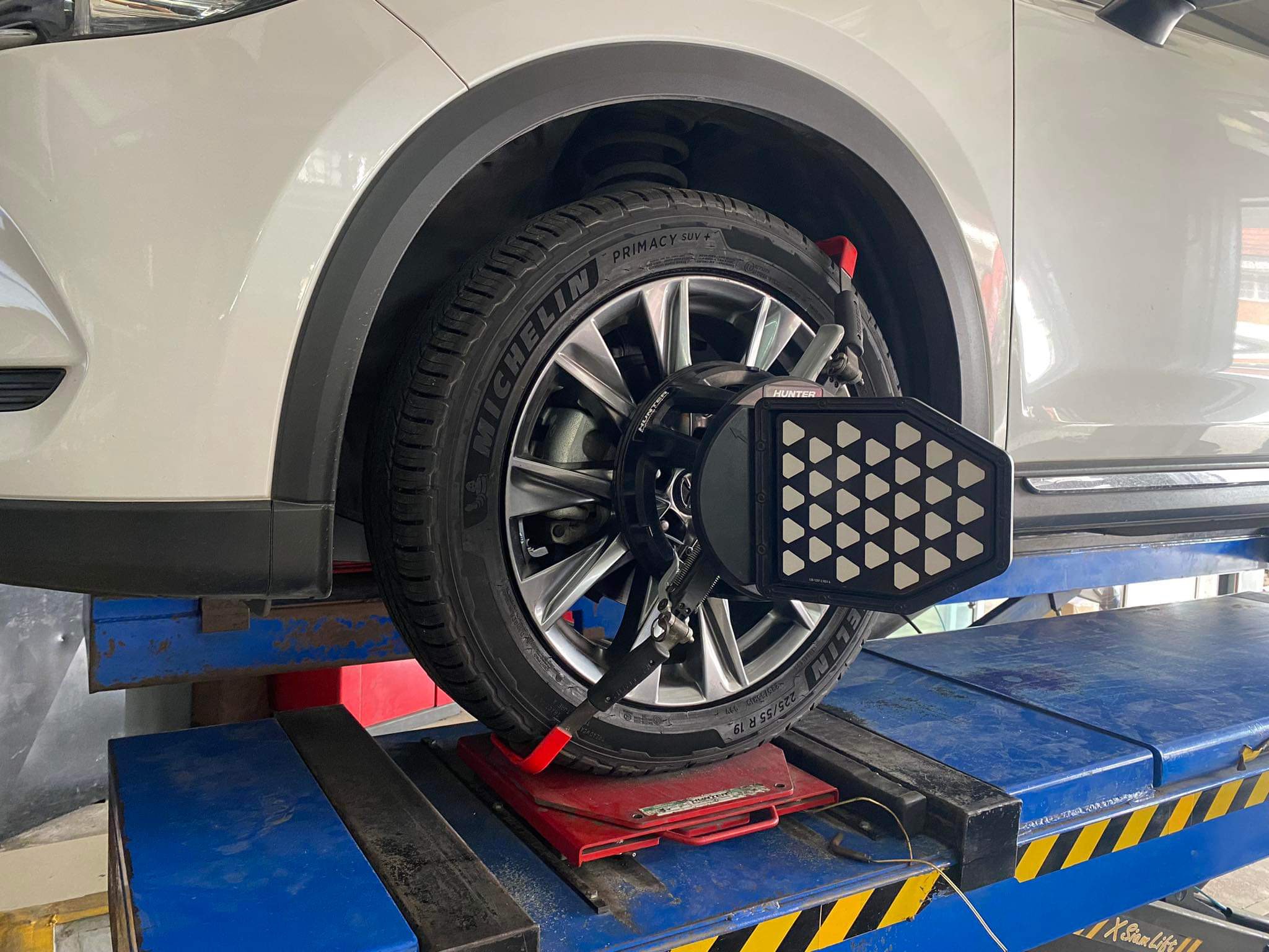 MAZDA CX5 KF เปลี่ยนยางรถยนต์ ใช้งานประจำวัน [+] MICHELIN PRIMACY SUV+ 225/55R19 *เพื่อความรวดเร็วในการเข้ารับบริการ แนะนำนัดหมายก่อนครับ 𝙊𝙪𝙧 𝙎𝙚𝙧𝙫𝙞𝙘𝙚 บริการทางร้านเรารับทำอะไรบ้าง 🔧 มียางรถยนต์ทุกยี่ห้อให้เลือกซื้อ 🔧 โช้คอัพ สปริง 🔧 เช็คช่วงล่าง แก้ปัญหาให้ตรงจุด 🔧 ติดตั้งยางแบบไร้รอย 100% 🔧 บริการสลับยาง ตามอายุ 🔧 บริการล้างลิ้นปีกผีเสื้อ 🔧 บริการเช็คระยะรถยนต์ 🔧 เปลี่ยนถ่ายของเหลวทั้งระบบ 🔧 ตั้งศูนย์ด้วยเครื่อง HUNTER นำเข้าจาก USA สอบถามข้อมูลเพิ่มเติม หรือนัดหมายเข้ารับบริการ ☎️ : 08-6569-1915 ☎️ : 08-6544-5963 Line id : @88rw Tiktok : https://www.tiktok.com/@88rwycrr Youtube : https://youtube.com/@88rw Facebook : https://www.facebook.com/88rwtire Location : https://goo.gl/maps/HrNUAZXPN94KvxZ98?coh=178573&entry=tt #รถยนต์มีปัญหาไม่รู้ต้องแก้ตรงไหน ทางเรายินดี ตรวจหาปัญหาและหาวิธีแก้ บอกลูกค้าก่อนลงมือทำเสมอราคาเป็นธรรมไม่เอาเปรียบ สบายใจคุณลูกค้า ร้านยางเจริญรุ่งเรือง ยินดีต้อนรับครับ