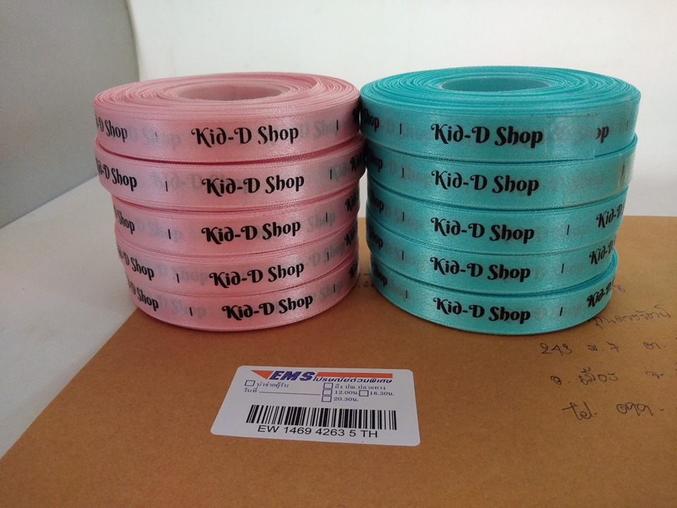 ป้ายคอเสื้อ เนื้อริบบิ้นซาติน 1.3 ซม. ริบบิ้นคละสี พิมพ์ดำ 10 ม้วน