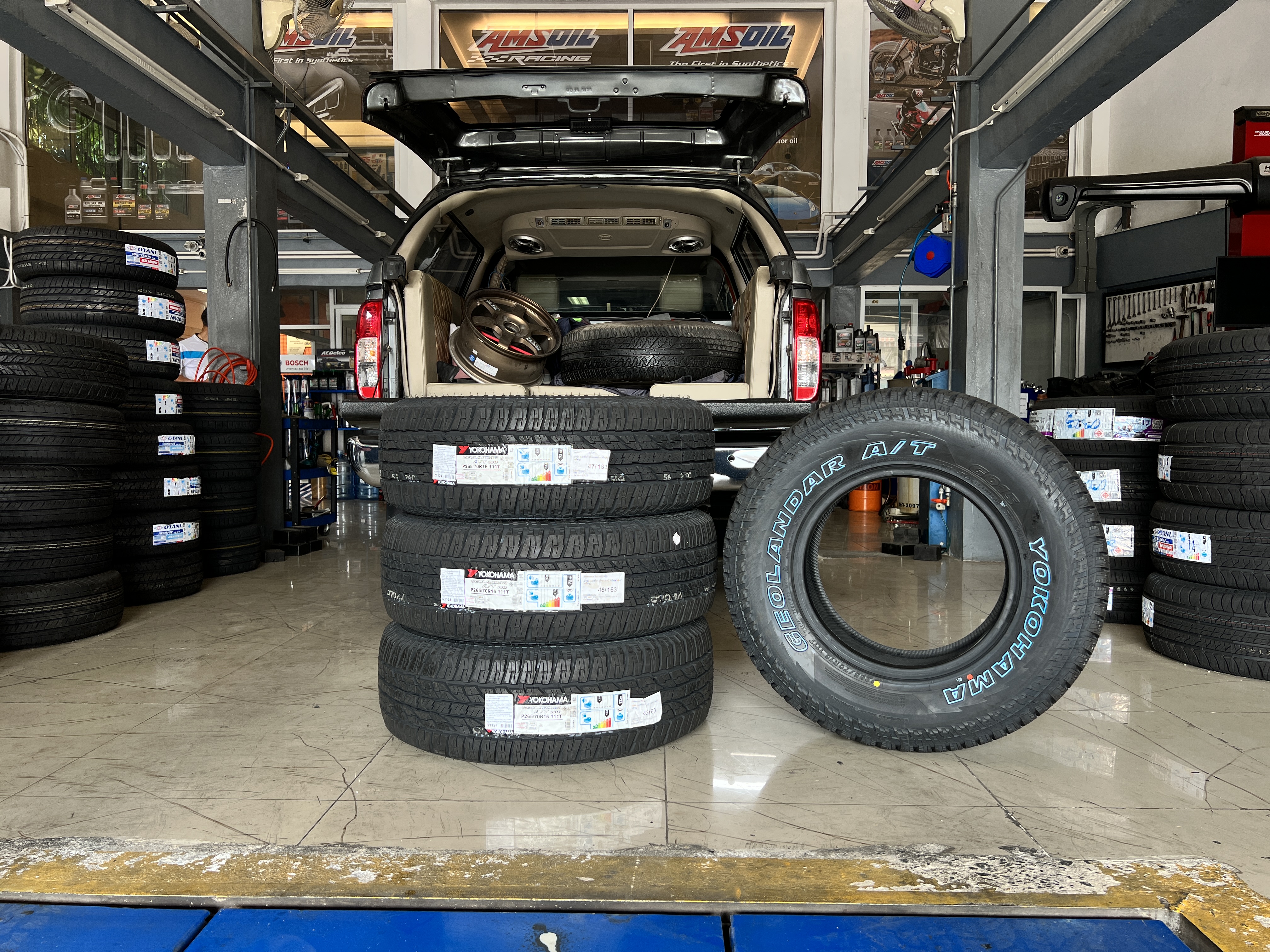 Nissan Navara D40 เปลี่ยนยางใช้งาน ประจำวัน [+] YOKOHAMA GEOLANDAR G015 AT ขนาด 265/70R16 𝙊𝙪𝙧 𝙎𝙚𝙧𝙫𝙞𝙘𝙚 บริการทางร้าน เรารับทำอะไรบ้าง 🔧 ติดตั้งยางแบบไร้รอย 100% 🔧 บริการสลับยาง ตามอายุ 🔧 มียางรถยนต์ทุกยี่ห้อให้เลือกซื้อ 🔧 เช็คช่วงล่าง แก้ปัญหาให้ตรงจุด 🔧 บริการล้างลิ้นปีกผีเสื้อ 🔧 บริการเช็คระยะรถยนต์ 🔧 เปลี่ยนถ่ายของเหลวทั้งระบบ 🔧 ตั้งศูนย์ด้วยเครื่อง HUNTER นำเข้าจาก USA สอบถามข้อมูลเพิ่มเติม หรือนัดหมายเข้ารับบริการ Tel : 08-6569-1915 Tel : 08-6544-5963 Line id : @88rw Tiktok : https://www.tiktok.com/@88rwycrr Youtube : https://youtube.com/@88rw Facebook : https://www.facebook.com/otaninon Location : https://goo.gl/maps/HrNUAZXPN94KvxZ98?coh=178573&entry=tt #รถยนต์มีปัญหาไม่รู้ต้องแก้ตรงไหน ทางเรายินดี ตรวจหาปัญหาและหาวิธีแก้ บอกลูกค้าก่อนลงมือทำเสมอราคาเป็นธรรมไม่เอาเปรียบ สบายใจคุณลูกค้า ---------------------------------- ดูแลให้คำปรึกษาทุกปัญหาคาใจ ไม่ทิ้งลูกค้า มีบริการหลังการขาย 【ให้ผู้เชี่ยวชาญของเรา ดูแลรถคุณ】 ร้านยางเจริญรุ่งเรือง ยินดีต้อนรับครับ ---------------------------------- #โช๊คอัพรถยนต์ #monroe #yss #kayaba #profender #ร้านยางเจริญรุ่งเรือง #นนทบุรี #งามวงศ์วาน #amsfix #บริการช่วงล่างรถยนต์ #ซ่อมบำรุงช่วงล่าง #เซทอัพโช๊คอัพรถยนต์