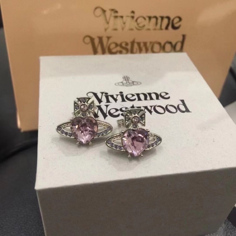 สีเงิน-ชมพู | Vivienne Westwood ต่างหูวิเวียน รุ่น Ariella crystal-heart stud earrings ต่างหูวิเวียน จี้คริสตัล หัวใจ ล้อมเพชรดาวเสาร์ ปั๊มโลโก้ด้านหลัง