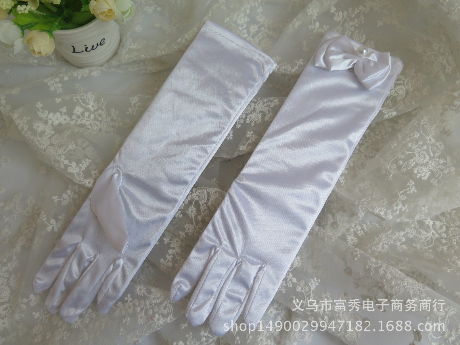 ถุงมือเด็กออกงานสีขาว หรือใช้ในการแสดง แบบกึ่งยาว ติดโบว์และมุกน่ารัก ยืิดได้ สำหรับเด็กอายุ 4-12ขวบ ก่อนยืดยาว 11 นิ้ว กว้าง3 นิ้ว