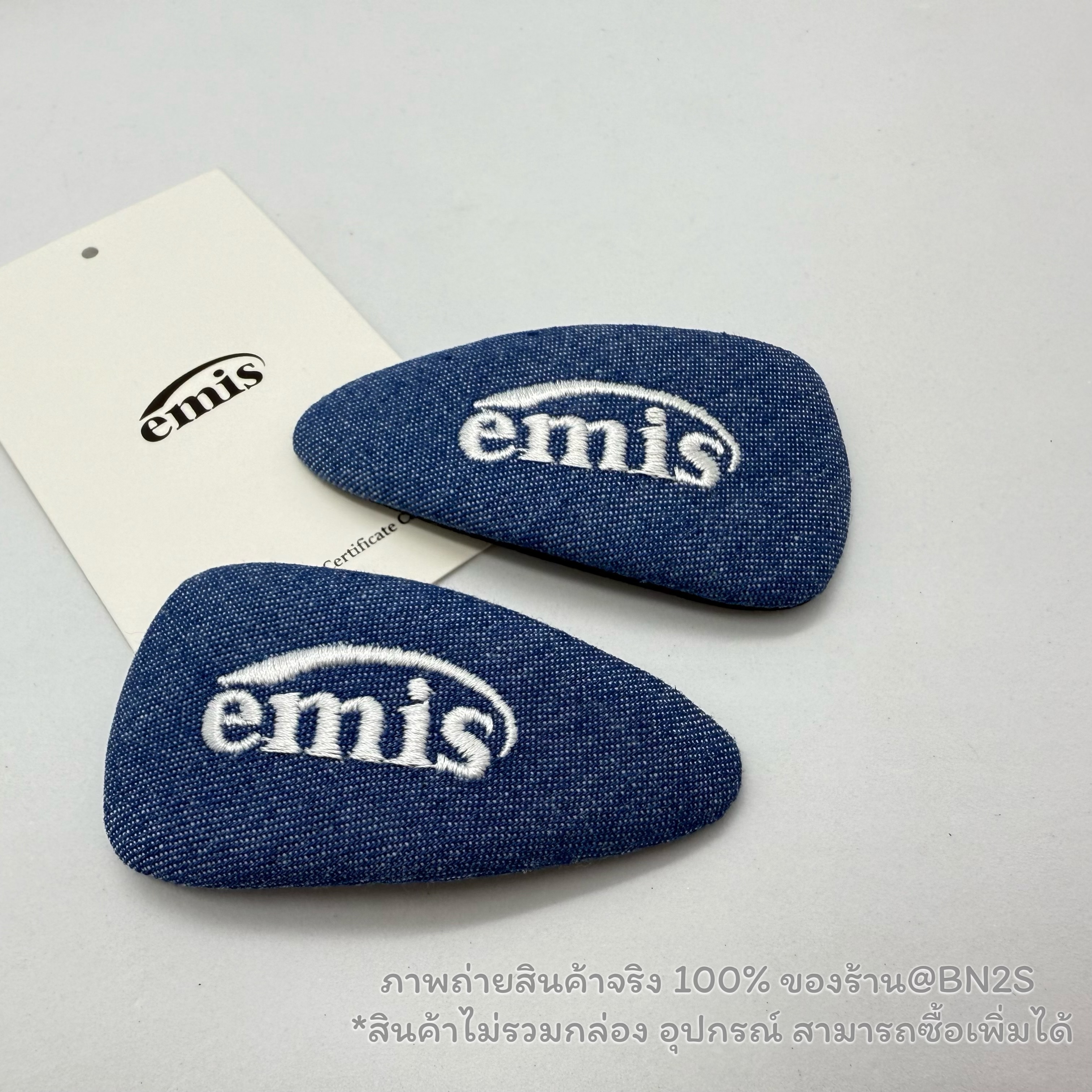 สีกรม | Emis New Logo Denim Wide Hairpin ที่หนีบผมอีมีส ผ้ายีนส์ตัวใหม่ ชนช๊อป มีให้เลือก 3 สีพร้อมส่งในไทย ไม่ต้องรอของนาน ขนาด 8x4 cm.