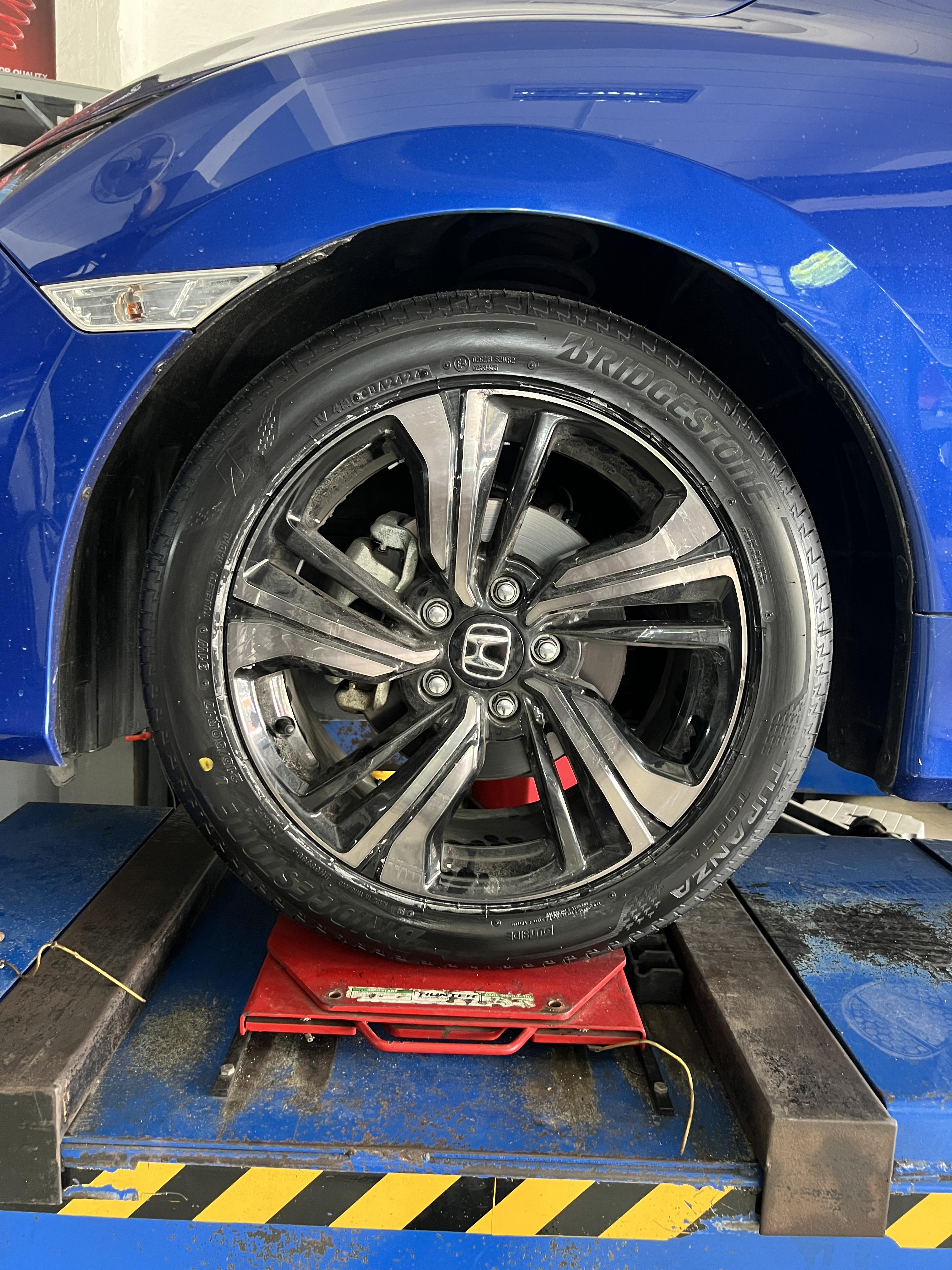 HONDA CIVIC FC เข้ารับบริการเปลี่ยนยางรถยนต์ [+] BRIDGESTONE TURANZA T005A 215/50R17 *เพื่อความสะดวกในการรับบริการ นัดหมายเวลาก่อนเข้ารับบริการทุกครั้งครับ 𝙊𝙪𝙧 𝙎𝙚𝙧𝙫𝙞𝙘𝙚 บริการทางร้านเรารับทำอะไรบ้าง 🔧 มียางรถยนต์ทุกยี่ห้อให้เลือกซื้อ 🔧 โช้คอัพ สปริง 🔧 เช็คช่วงล่าง แก้ปัญหาให้ตรงจุด 🔧 ติดตั้งยางแบบไร้รอย 100% 🔧 บริการสลับยาง ตามอายุ 🔧 บริการล้างลิ้นปีกผีเสื้อ 🔧 บริการเช็คระยะรถยนต์ 🔧 เปลี่ยนถ่ายของเหลวทั้งระบบ 🔧 ตั้งศูนย์ด้วยเครื่อง HUNTER นำเข้าจาก USA สอบถามข้อมูลเพิ่มเติม หรือนัดหมายเข้ารับบริการ ☎️ : 08-6569-1915 ☎️ : 08-6544-5963 Line id : @88rw Tiktok : https://www.tiktok.com/@88rwycrr Youtube : https://youtube.com/@88rw Facebook : https://www.facebook.com/88rwtire Location : https://goo.gl/maps/HrNUAZXPN94KvxZ98?coh=178573&entry=tt #รถยนต์มีปัญหาไม่รู้ต้องแก้ตรงไหน ทางเรายินดี ตรวจหาปัญหาและหาวิธีแก้ บอกลูกค้าก่อนลงมือทำเสมอราคาเป็นธรรมไม่เอาเปรียบ สบายใจคุณลูกค้า ร้านยางเจริญรุ่งเรือง ยินดีต้อนรับครับ