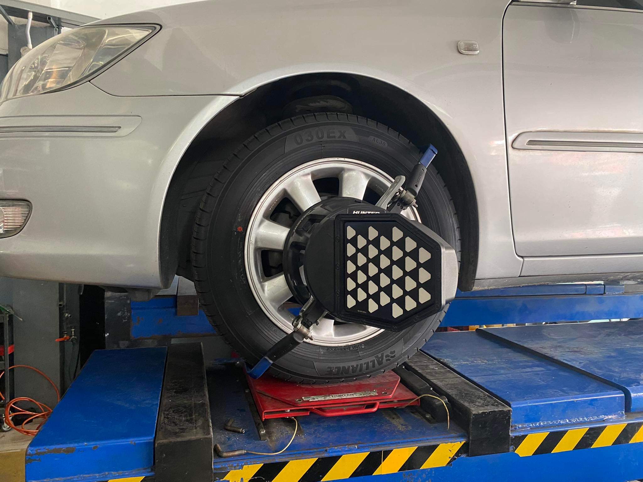 Toyota camry เปลี่ยนยางรถยนตฺนุ่มเงียบ รีดน้ำดี ผลิตญี่ปุ่น จบ [+] ALLIANCE/AL30 030EX 98W *JAPAN (BY YOKOHAMA) ขนาด 215/60R16 𝙊𝙪𝙧 𝙎𝙚𝙧𝙫𝙞𝙘𝙚 บริการทางร้าน เรารับทำอะไรบ้าง 🔧 ติดตั้งยางแบบไร้รอย 100% 🔧 บริการสลับยาง ตามอายุ 🔧 มียางรถยนต์ทุกยี่ห้อให้เลือกซื้อ 🔧 เช็คช่วงล่าง แก้ปัญหาให้ตรงจุด 🔧 บริการล้างลิ้นปีกผีเสื้อ 🔧 บริการเช็คระยะรถยนต์ 🔧 เปลี่ยนถ่ายของเหลวทั้งระบบ 🔧 ตั้งศูนย์ด้วยเครื่อง HUNTER นำเข้าจาก USA สอบถามข้อมูลเพิ่มเติม หรือนัดหมายเข้ารับบริการ Tel : 08-6569-1915 Tel : 08-6544-5963 Line id : @88rw Tiktok : https://www.tiktok.com/@88rwycrr Youtube : https://youtube.com/@88rw Facebook : https://www.facebook.com/otaninon Location : https://goo.gl/maps/HrNUAZXPN94KvxZ98?coh=178573&entry=tt #รถยนต์มีปัญหาไม่รู้ต้องแก้ตรงไหน ทางเรายินดี ตรวจหาปัญหาและหาวิธีแก้ บอกลูกค้าก่อนลงมือทำเสมอราคาเป็นธรรมไม่เอาเปรียบ สบายใจคุณลูกค้า ---------------------------------- ดูแลให้คำปรึกษาทุกปัญหาคาใจ ไม่ทิ้งลูกค้า มีบริการหลังการขาย 【ให้ผู้เชี่ยวชาญของเรา ดูแลรถคุณ】 ร้านยางเจริญรุ่งเรือง ยินดีต้อนรับครับ ---------------------------------- #โช๊คอัพรถยนต์ #monroe #yss #kayaba #profender #ร้านยางเจริญรุ่งเรือง #นนทบุรี #งามวงศ์วาน #amsfix #บริการช่วงล่างรถยนต์ #ซ่อมบำรุงช่วงล่าง #เซทอัพโช๊คอัพรถยนต์
