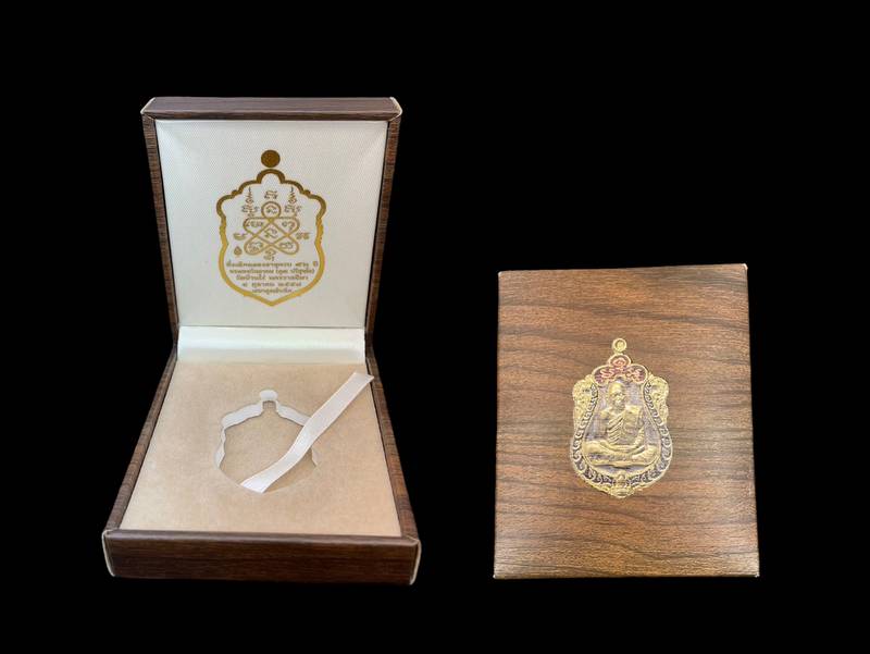 เสมาคูณสิบทิศ ปี ๒๕๕๘ จากชุดทองคำลงยา ๒ สี รายการจัดสร้าง 1.2.2 "๑ ใน ๑๙ เหรียญ" เหรียญเสมาหลวงพ่อคูณ ปริสุทโธ วัดบ้านไร่ เนื้อเงิน หน้ากากทองคำ ขอบทองคำ ลงยา ๒ สี (บนแดง ขอบน้ำเงิน) เลียมกันน้ำ หมายเลข ๓