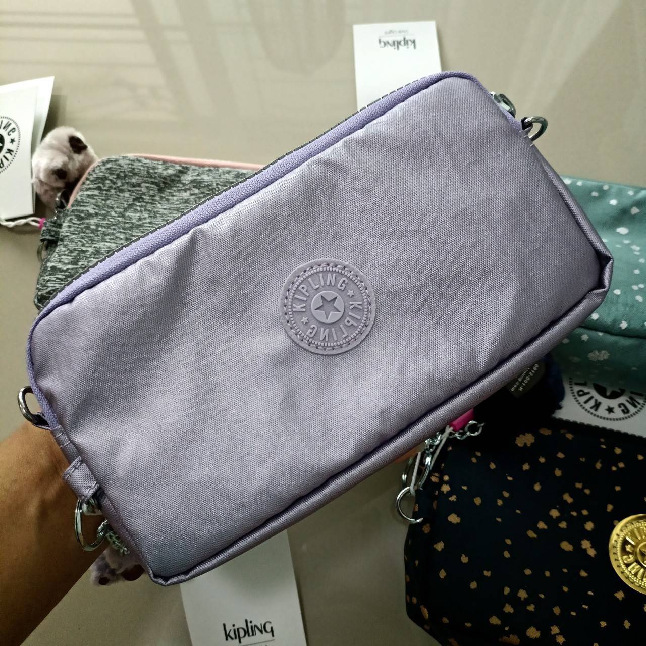 KIPLING กระเป๋าสตางค์ซิปรอบ ใบยาว Seoul up clutch & sling bag