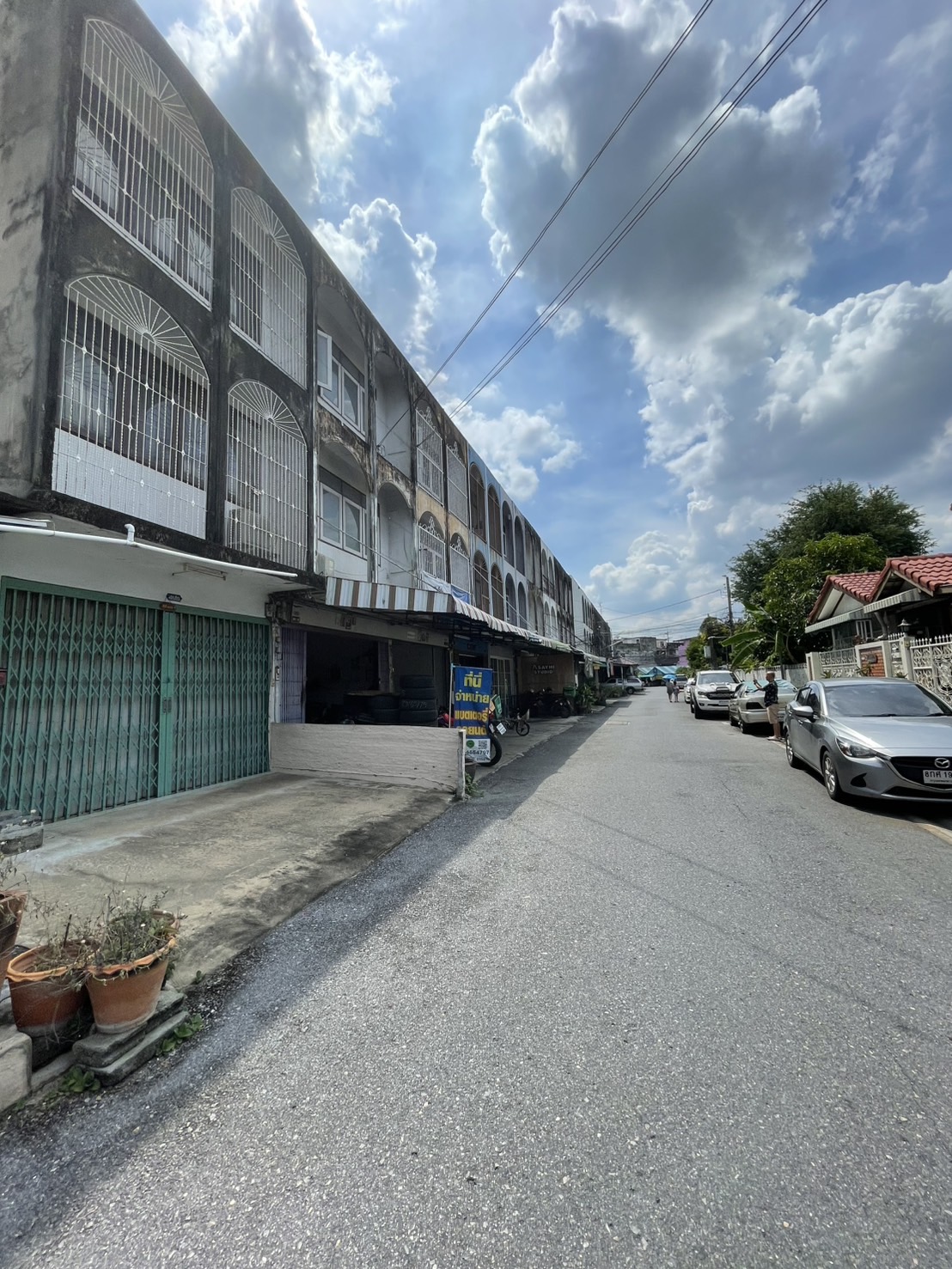 ขายอาคาร 15 ตารางวา 3 ชั้นต่อเติมเต็ม รามอินทรา671 เข้าซอย 150 เมตร ใกล้รถไฟฟ้า 200 เมตร(กม.6) 3นอน 3 น้ำ ใกล้ตลาด