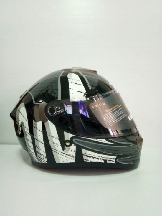 หมวกกันน็อค ยี่ห้อ MAMORU สีดำขาว