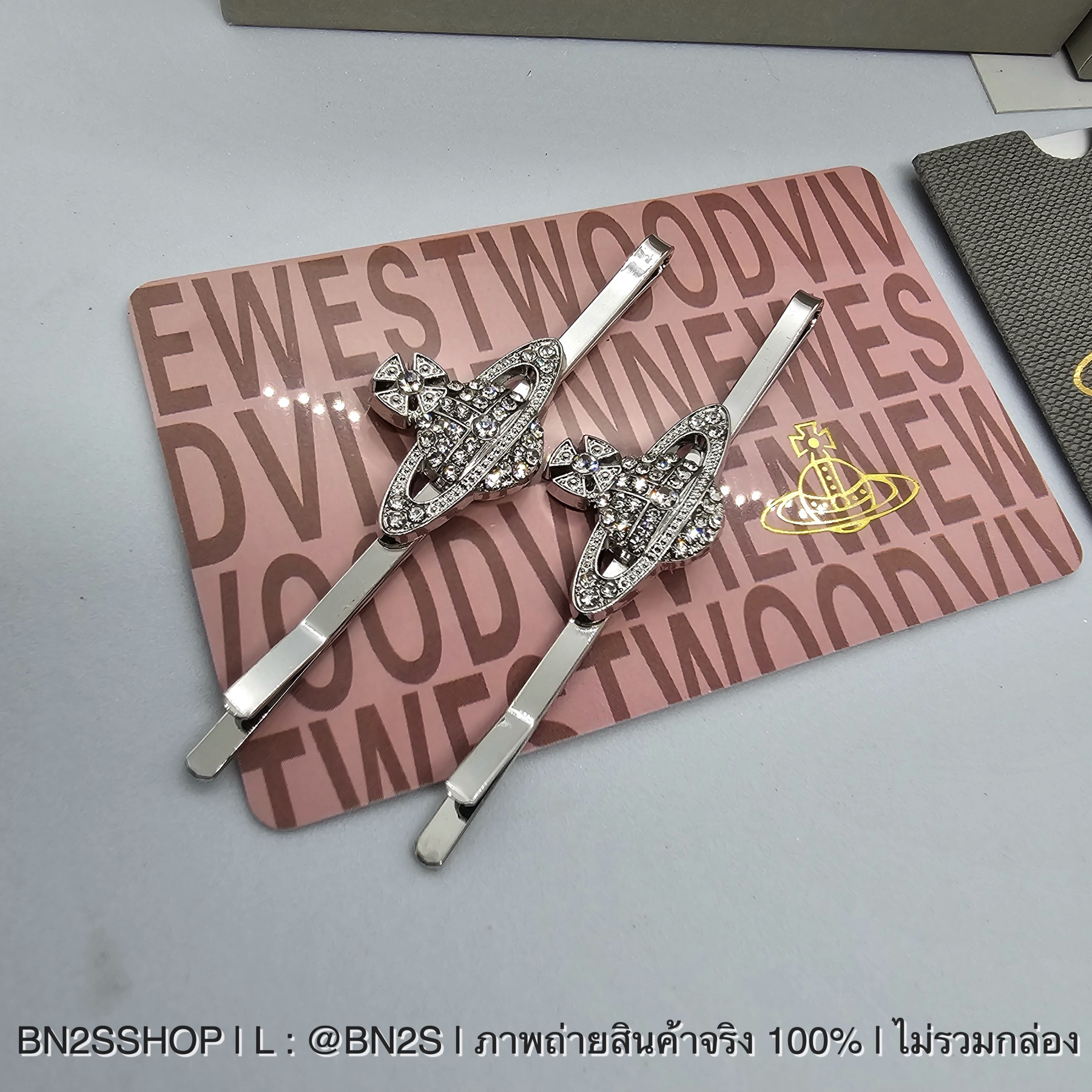 1 คู่ Vivienne Westwood Mini Bas Hair Clips กิ๊บหนีบผมวิเวียน สีเงิน ติดโลโก้ดาวเสาร์วิเวียน