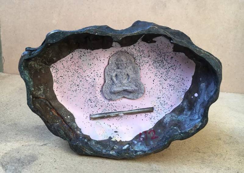 พระพิราพ รุ่นแรก หลวงปู่กาหลงเขี้ยวแก้ว วัดเขาแหลม จ.สระแก้ว จัดสร้างปี ๒๕๕๐ เนื้อสัมฤทธิ์โบราณ ขนาดหน้าตัก ๕ นิ้ว ใต้ฐานโรยผงแร่ ฝังตะกรุด อุดผงพระพิราพ หมายเลข ๖๑๒