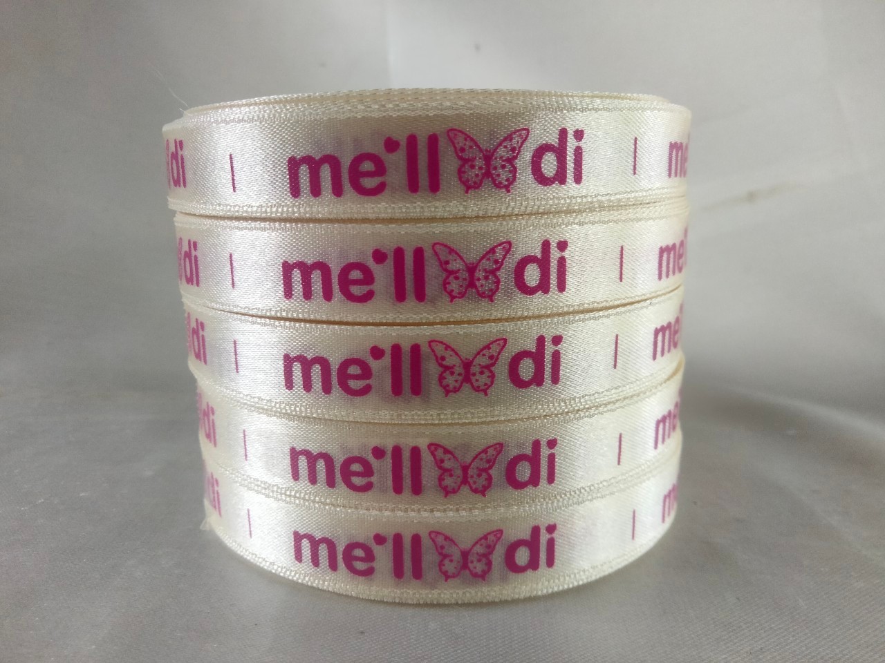 ป้ายคอเสื้อ เนื้อริบบิ้นซาติน 1.3 ซม. ริบบิ้นสีครีม S-2 พิมพ์ชมพู 5 ม้วน