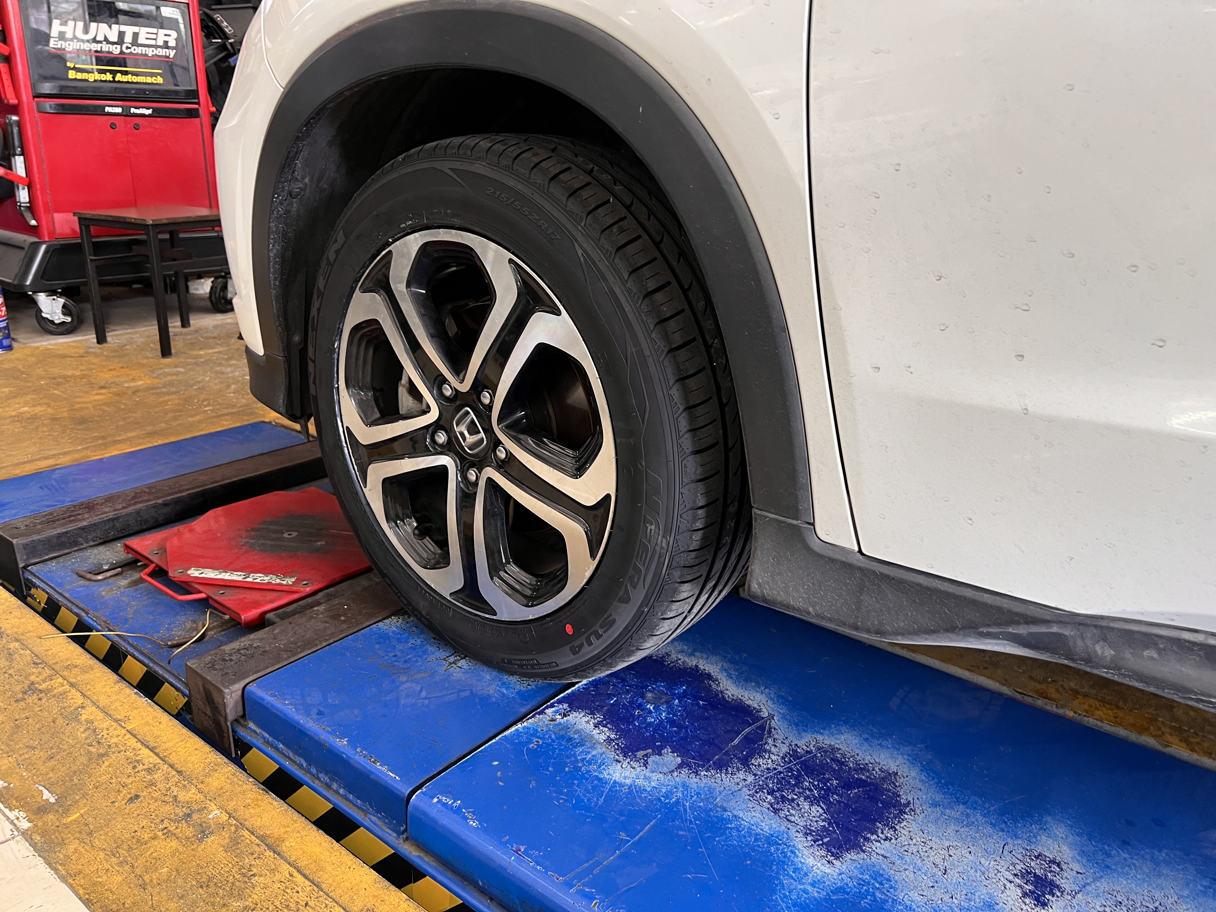 HONDA HRV เปลี่ยนยางใช้งาน [+] NEXEN SU4 215/55R17 *เฉาพาะ NEXEN ประกันยาง 1 ปี หรือ 25,000 กม. บาด บวม เบียด แตก ระเบิด เปลี่ยนเส้นใหม่ ครับ สอบถามข้อมูลเพิ่มเติม หรือนัดหมายเข้ารับบริการ โทร. 08-6569-1915 Location : https://goo.gl/maps/HrNUAZXPN94KvxZ98? รถยนต์มีปัญหาไม่รู้ต้องแก้ตรงไหน ทางเรายินดี ตรวจหาปัญหาและหาวิธีแก้ บอกลูกค้าก่อนลงมือทำเสมอด้วยราคาเป็นธรรม เวลาบริการ วันจันทร์-วันอาทิตย์ 09:00 น. - 17.30 น. #hondahrv #Nexen #โช้คอัพ #ช่วงล่าง #โช๊ค #ยางรถยนต์