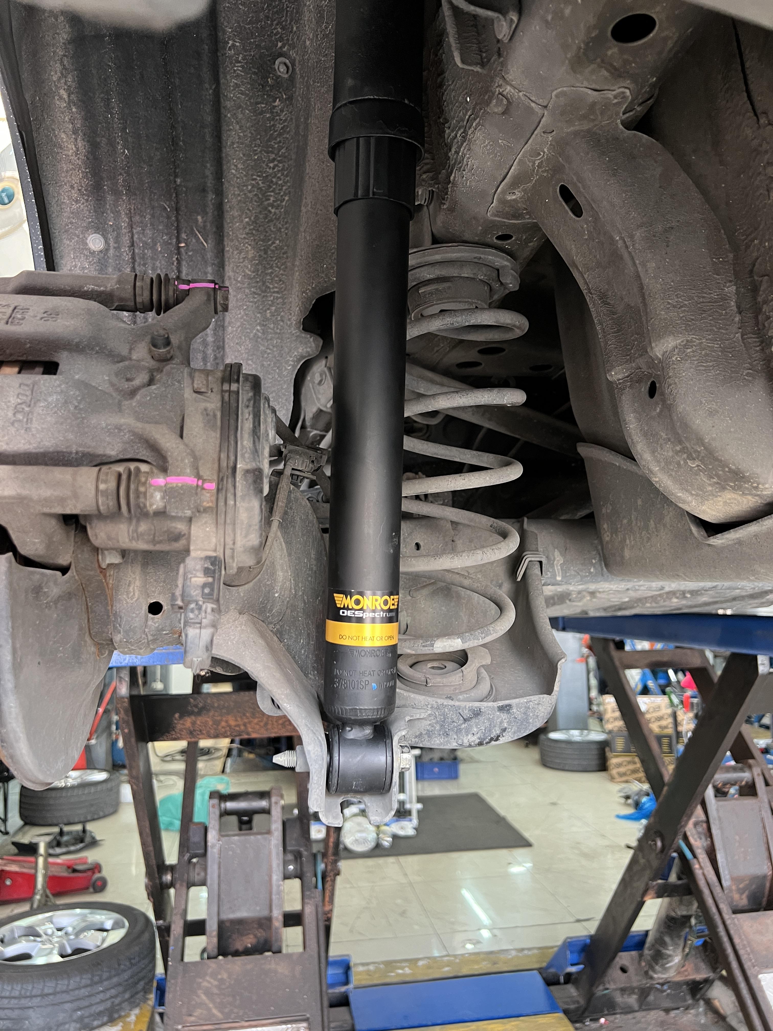 HONDA HRV เปลี่ยนโช้คอัพ พร้อมอะไหล่ [+] MONROE OE SPECTRUM พร้อมอะไหล่ครบ สอบถามข้อมูลเพิ่มเติม หรือนัดหมาย โทร : 08-6569-1915 บุ๊ก Line id : @88rw Location : https://goo.gl/maps/HrNUAZXPN94KvxZ98? รถยนต์มีปัญหาไม่รู้ต้องแก้ตรงไหน ทางเรายินดี ตรวจหาปัญหาและหาวิธีแก้ บอกลูกค้าก่อนลงมือทำเสมอด้วยราคาเป็นธรรม เวลาบริการ วันจันทร์-วันอาทิตย์ 09:00 น. - 17.30 น. #hondahrv #monroe #โช้คอัพ #ช่วงล่าง #โช๊ค #ยางรถยนต์