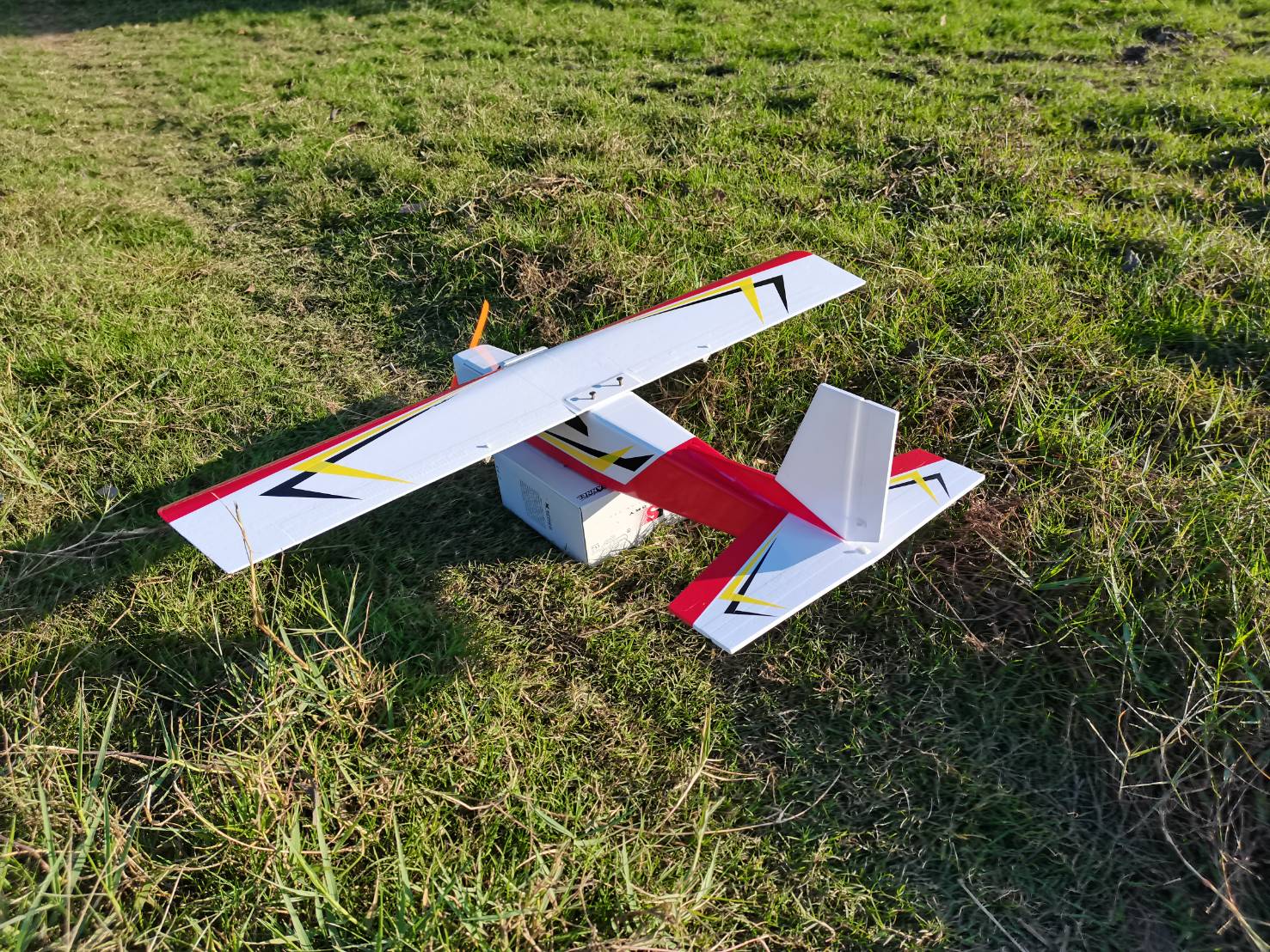 เครื่องบินบังคับวิทยุ Trainer 4CH 2.4GHZ 2217-1500KV ปีก 80CM วิทยุ FS I4X พร้อมแบตเตอร์รี่ เครื่องชร์าจ