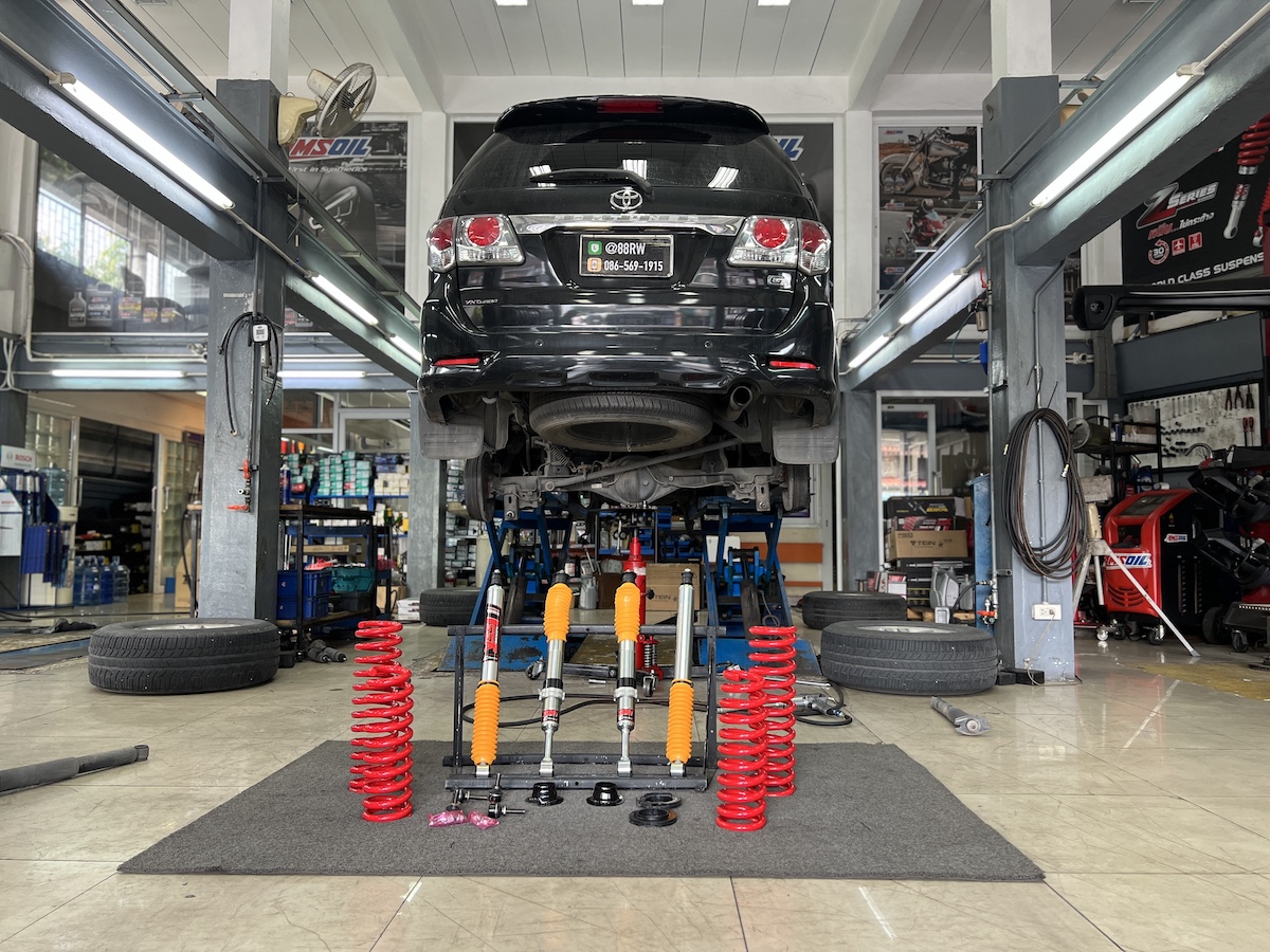 Fortuner Champ ติดตั้งโช้คอัพ YSS E-Series Full Set พร้อมสปริง YSS Performance สิ่งที่จะได้รับหลังจากติดตั้ง: ฟีลลิ่งนุ่มนวล มั่นใจ: โช้คอัพ YSS E-Series (Monotube) พร้อมเทคโนโลยี VVSC ช่วยให้รถนุ่มนวลเมื่อขับช้า และหนึบแน่นเมื่อใช้ความเร็ว ลดอาการโคลงเคลง: สปริง YSS Performance ถูกออกแบบมาเพื่อบาลานซ์น้ำหนักรถ PPV โดยเฉพาะ ช่วยลดอาการโยนตัวของรถได้อย่างมีประสิทธิภาพ ทนทานคุ้มค่า: โช้คอัพ Monotube ทำงานได้อย่างเสถียร ระบายความร้อนได้ดี และสามารถ เปิดซ่อมบำรุงได้ ตลอดอายุการใช้งาน จบครบทุกปัญหา: ติดตั้งโดยทีมช่างผู้เชี่ยวชาญ พร้อมบริการตั้งศูนย์ด้วยเครื่องมือที่ทันสมัยที่สุด เหมาะสำหรับใคร? เจ้าของ Fortuner ที่เน้นความสมดุลของช่วงล่างสำหรับการใช้งานในชีวิตประจำวันและเดินทางไกล ผู้ที่ต้องการยกระดับ Performance ให้ดีกว่าโช้คเดิมติดรถอย่างชัดเจน 👉 เปลี่ยนรถคุณให้ขับขี่สนุกและปลอดภัยกว่าเดิม! นัดหมายเข้ารับบริการได้เลยครับ 📌 สอบถามข้อมูลเพิ่มเติม หรือนัดหมายเข้ารับบริการ ☎️ : 08-6569-1915 ☎️ : 08-6544-5963 💬 Line id : @88rw 📍 Location : https://goo.gl/maps/HrNUAZXPN94KvxZ98 🌐 Facebook : https://www.facebook.com/88rwtire #Toyota #Fortuner #FortunerChamp #YSS #YSSSuspension #ESeries #YSSPerformance #โช้คอัพ #ช่วงล่าง #ยางเจริญรุ่งเรือง #นนทบุรี #งามวงศ์วาน