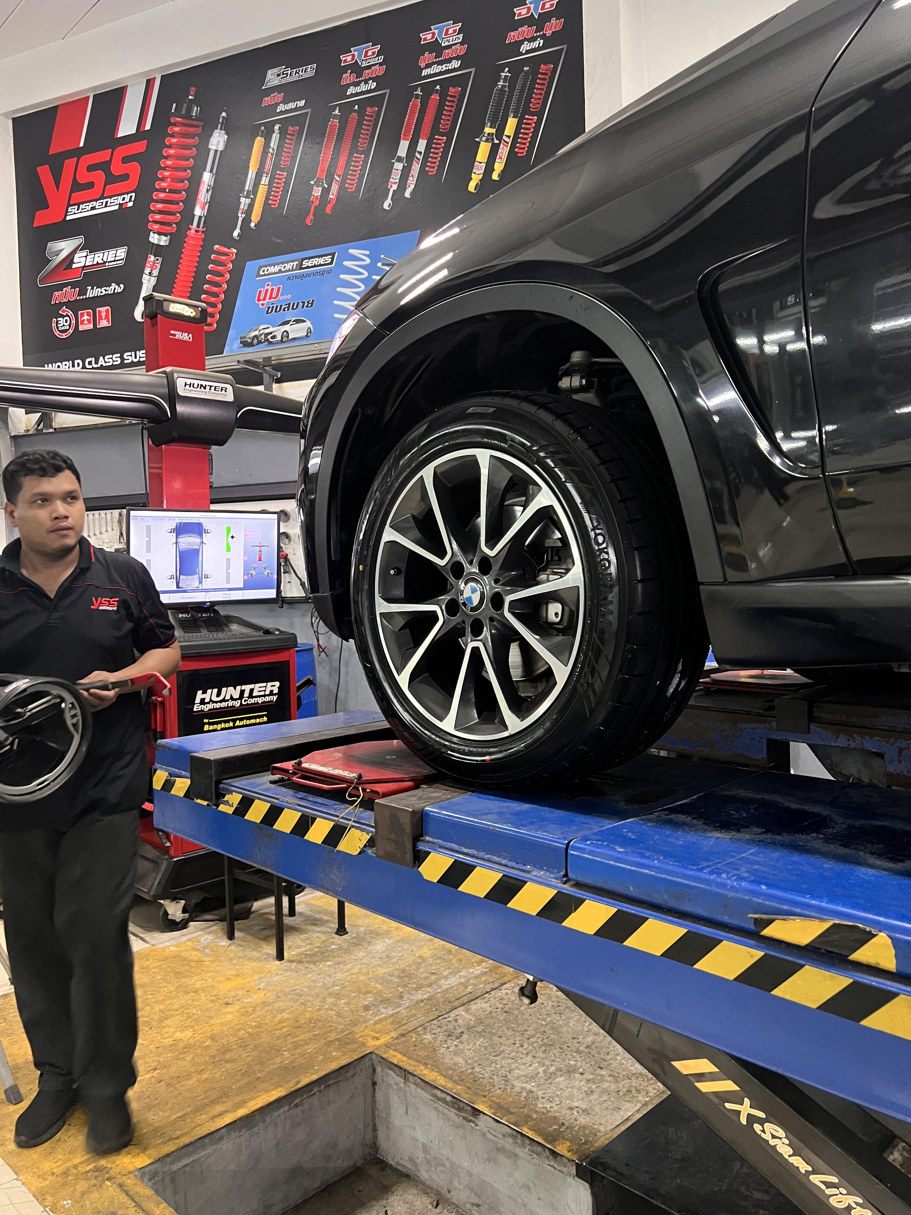 BMW X5 เปลี่ยนยางรถยนต์ [+] YOKOHAMA ADVAN V107 ขนาด 255/50R19 *เพื่อความสะดวกในการรับบริการ นัดหมายเวลาก่อนเข้ารับบริการทุกครั้งครับ 𝙊𝙪𝙧 𝙎𝙚𝙧𝙫𝙞𝙘𝙚 บริการทางร้านเรารับทำอะไรบ้าง 🔧 ติดตั้งยางแบบไร้รอย 100% 🔧 บริการสลับยาง ตามอายุ 🔧 มียางรถยนต์ทุกยี่ห้อให้เลือกซื้อ 🔧 เช็คช่วงล่าง แก้ปัญหาให้ตรงจุด 🔧 บริการล้างลิ้นปีกผีเสื้อ 🔧 บริการเช็คระยะรถยนต์ 🔧 เปลี่ยนถ่ายของเหลวทั้งระบบ 🔧 ตั้งศูนย์ด้วยเครื่อง HUNTER นำเข้าจาก USA สอบถามข้อมูลเพิ่มเติม หรือนัดหมายเข้ารับบริการ ☎️ : 08-6569-1915 ☎️ : 08-6544-5963 Line id : @88rw Tiktok : https://www.tiktok.com/@88rwycrr Youtube : https://youtube.com/@88rw Facebook : https://www.facebook.com/88rwtire Location : https://goo.gl/maps/HrNUAZXPN94KvxZ98?coh=178573&entry=tt #รถยนต์มีปัญหาไม่รู้ต้องแก้ตรงไหน ทางเรายินดี ตรวจหาปัญหาและหาวิธีแก้ บอกลูกค้าก่อนลงมือทำเสมอราคาเป็นธรรมไม่เอาเปรียบ สบายใจคุณลูกค้า ร้านยางเจริญรุ่งเรือง ยินดีต้อนรับครับ