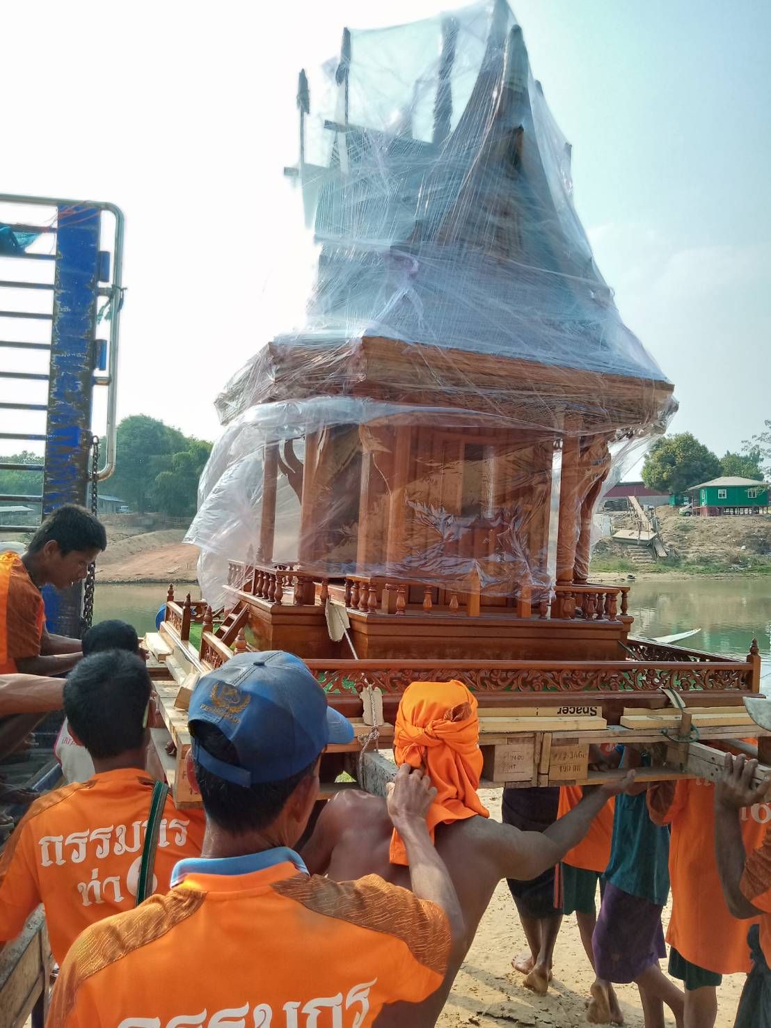 ศาลพระภูมิขนาดใหญ่