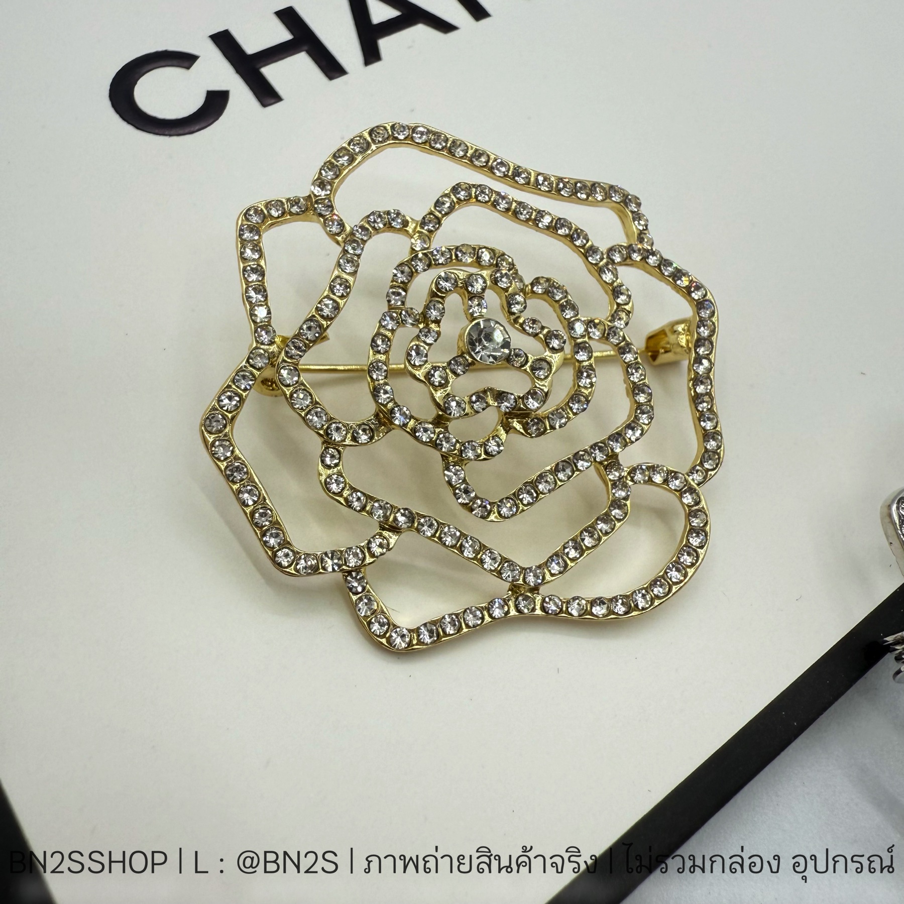 สีเงิน | เข็มกลัดลายดอกคามิเลีย ฝังเพชร ชาแนล งานสวย ราคาเบาๆ