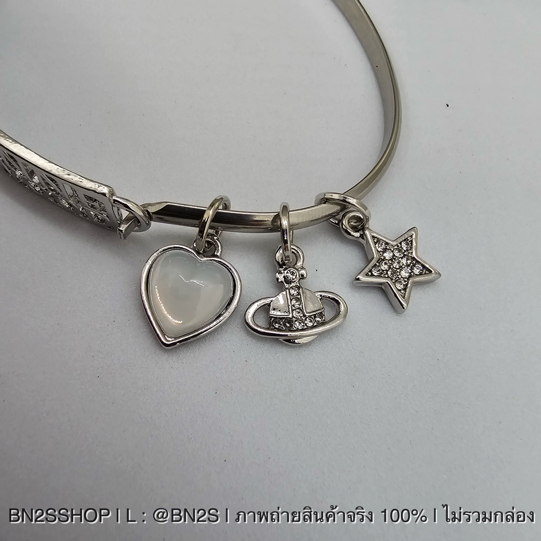 Vivienne Westwood Charm กำไลข้อมือสีเงิน ห้อจี้ดาวเสาร์ ดาวสีขาว งานสวย พร้อมส่ง