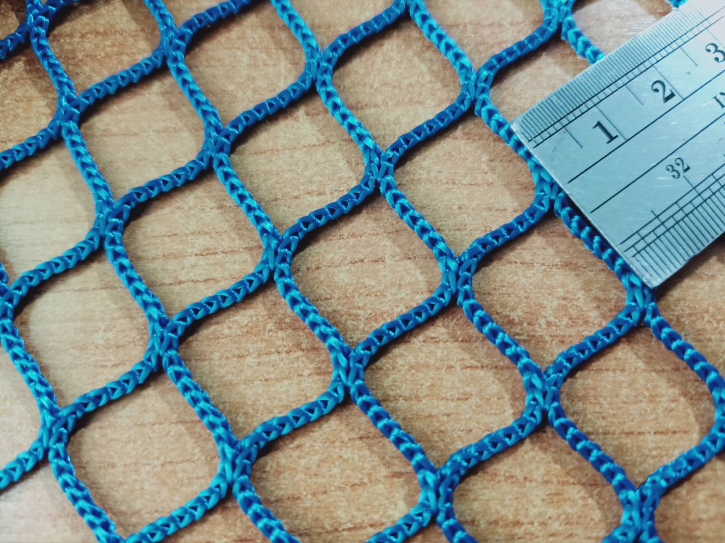 ตาข่ายกันตกจากเชือกโพลีเอสเตอร์ Safetynets Blue 2.5 มิล ช่องตา 1.5x1.5CM. รองรับน้ำหนักคน และวัสดุที่ตกหล่นจากงานก่อสร้าง พร้อมร้อยเชือกขอบ ติดตั้งได้ทันที