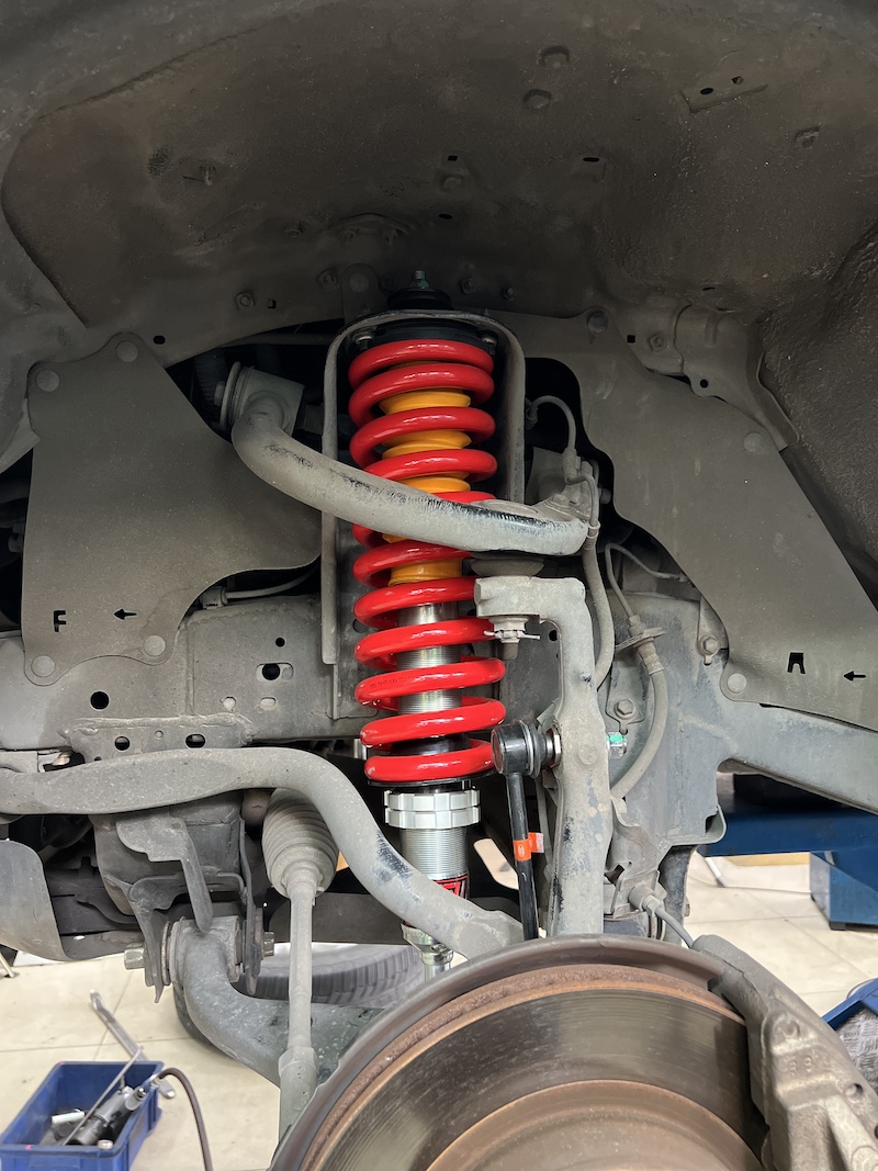 Fortuner Champ ติดตั้งโช้คอัพ YSS E-Series Full Set พร้อมสปริง YSS Performance สิ่งที่จะได้รับหลังจากติดตั้ง: ฟีลลิ่งนุ่มนวล มั่นใจ: โช้คอัพ YSS E-Series (Monotube) พร้อมเทคโนโลยี VVSC ช่วยให้รถนุ่มนวลเมื่อขับช้า และหนึบแน่นเมื่อใช้ความเร็ว ลดอาการโคลงเคลง: สปริง YSS Performance ถูกออกแบบมาเพื่อบาลานซ์น้ำหนักรถ PPV โดยเฉพาะ ช่วยลดอาการโยนตัวของรถได้อย่างมีประสิทธิภาพ ทนทานคุ้มค่า: โช้คอัพ Monotube ทำงานได้อย่างเสถียร ระบายความร้อนได้ดี และสามารถ เปิดซ่อมบำรุงได้ ตลอดอายุการใช้งาน จบครบทุกปัญหา: ติดตั้งโดยทีมช่างผู้เชี่ยวชาญ พร้อมบริการตั้งศูนย์ด้วยเครื่องมือที่ทันสมัยที่สุด เหมาะสำหรับใคร? เจ้าของ Fortuner ที่เน้นความสมดุลของช่วงล่างสำหรับการใช้งานในชีวิตประจำวันและเดินทางไกล ผู้ที่ต้องการยกระดับ Performance ให้ดีกว่าโช้คเดิมติดรถอย่างชัดเจน 👉 เปลี่ยนรถคุณให้ขับขี่สนุกและปลอดภัยกว่าเดิม! นัดหมายเข้ารับบริการได้เลยครับ 📌 สอบถามข้อมูลเพิ่มเติม หรือนัดหมายเข้ารับบริการ ☎️ : 08-6569-1915 ☎️ : 08-6544-5963 💬 Line id : @88rw 📍 Location : https://goo.gl/maps/HrNUAZXPN94KvxZ98 🌐 Facebook : https://www.facebook.com/88rwtire #Toyota #Fortuner #FortunerChamp #YSS #YSSSuspension #ESeries #YSSPerformance #โช้คอัพ #ช่วงล่าง #ยางเจริญรุ่งเรือง #นนทบุรี #งามวงศ์วาน