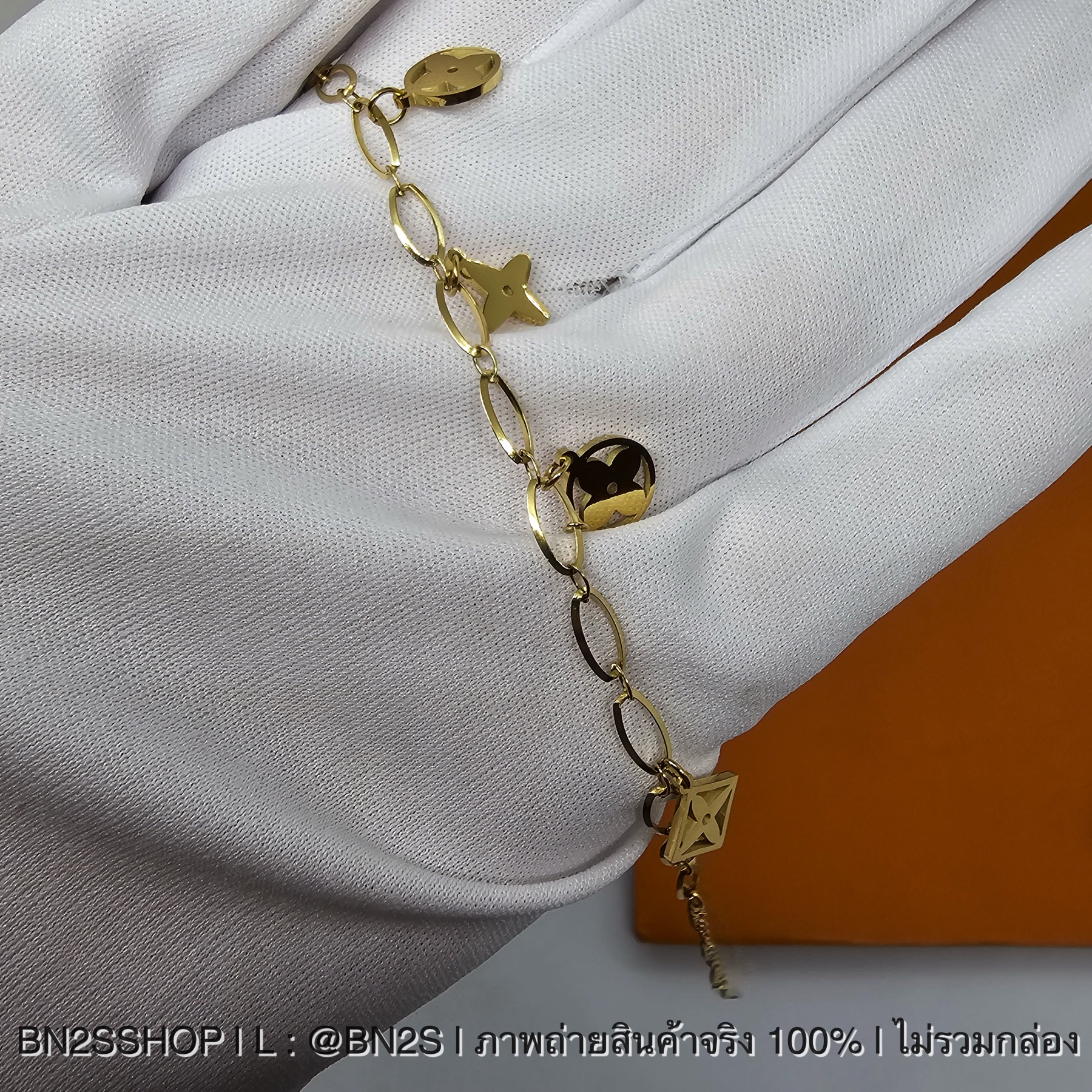 สร้อยข้อมือหลุยส์ Louis Vuitton Monogram Chain Bracelet อะไหล่สีทอง จี้ห้อยลายโมโลแกรมลายสวยน่ารัก