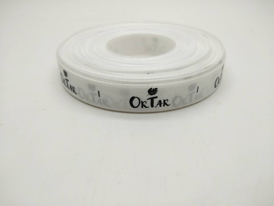 ป้ายคอเสื้อ เนื้อริบบิ้นซาติน 1.3 ซม. ริบบิ้นสีขาว 1 พิมพ์ดำ 1 ม้วน