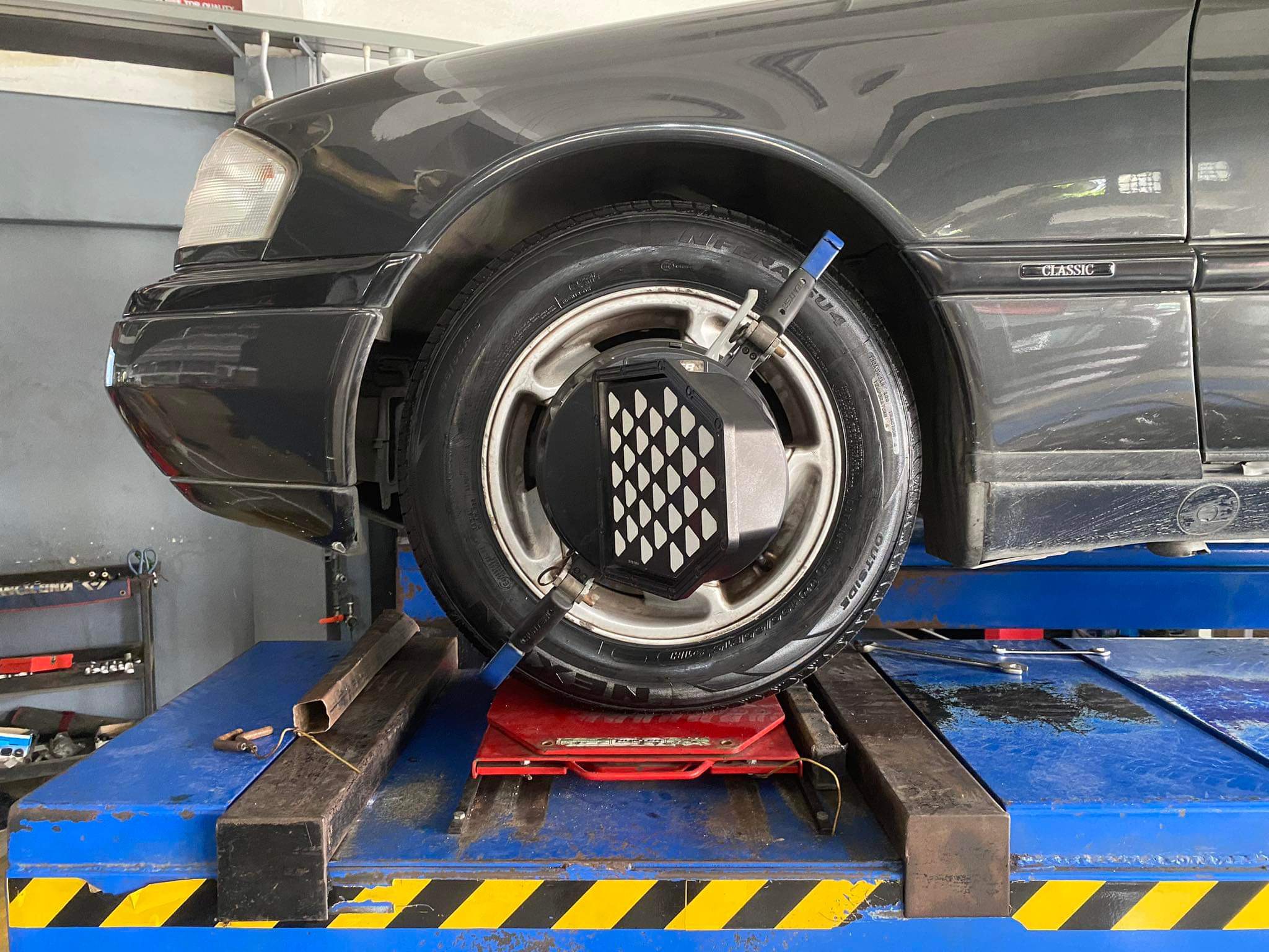 MERCEDES BEN W202 เปลี่ยนยางรถยนต์ เน้นใช้งานประจำวัน [+] NEXEN SU4 215/60R16 *เพื่อความสะดวกในการรับบริการ นัดหมายเวลาก่อนเข้ารับบริการทุกครั้งครับ 𝙊𝙪𝙧 𝙎𝙚𝙧𝙫𝙞𝙘𝙚 บริการทางร้านเรารับทำอะไรบ้าง 🔧 มียางรถยนต์ทุกยี่ห้อให้เลือกซื้อ 🔧 โช้คอัพ สปริง 🔧 เช็คช่วงล่าง แก้ปัญหาให้ตรงจุด 🔧 ติดตั้งยางแบบไร้รอย 100% 🔧 บริการสลับยาง ตามอายุ 🔧 บริการล้างลิ้นปีกผีเสื้อ 🔧 บริการเช็คระยะรถยนต์ 🔧 เปลี่ยนถ่ายของเหลวทั้งระบบ 🔧 ตั้งศูนย์ด้วยเครื่อง HUNTER นำเข้าจาก USA สอบถามข้อมูลเพิ่มเติม หรือนัดหมายเข้ารับบริการ ☎️ : 08-6569-1915 ☎️ : 08-6544-5963 Line id : @88rw Tiktok : https://www.tiktok.com/@88rwycrr Youtube : https://youtube.com/@88rw Facebook : https://www.facebook.com/88rwtire Location : https://goo.gl/maps/HrNUAZXPN94KvxZ98?coh=178573&entry=tt #รถยนต์มีปัญหาไม่รู้ต้องแก้ตรงไหน ทางเรายินดี ตรวจหาปัญหาและหาวิธีแก้ บอกลูกค้าก่อนลงมือทำเสมอราคาเป็นธรรมไม่เอาเปรียบ สบายใจคุณลูกค้า ร้านยางเจริญรุ่งเรือง ยินดีต้อนรับครับ