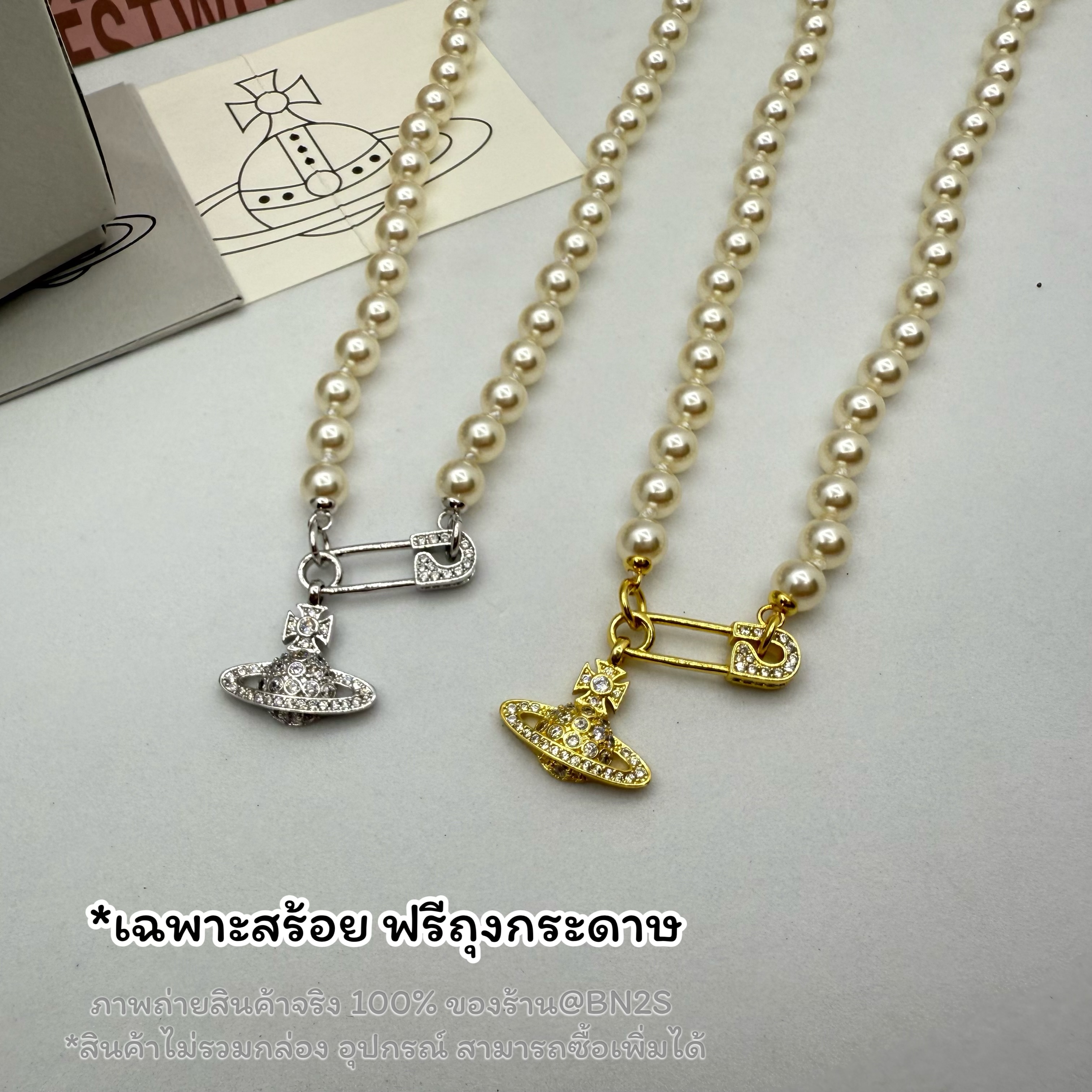 สีทอง | (ORI) Vivienne Westwood Lucrece Pearl Necklace สร้อยคอไข่มุก วีเวียน เวสวู๊ด จี้ดาวเสาร์ประดับคริสตัล เข็มกลัด ความยาว 40 ซม. ปรับเพิ่มได้ 5 ซม. ไม่รวมกล่อง Free ถุงกระดาษ ซองซิปล็อคแบรนด์