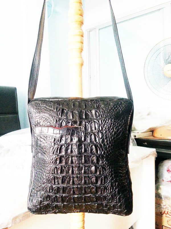 กระเป๋าสะพายชายหนังจระเข้แท้ สีดำ ส่วนหลัง รหัส CRM367H-BL