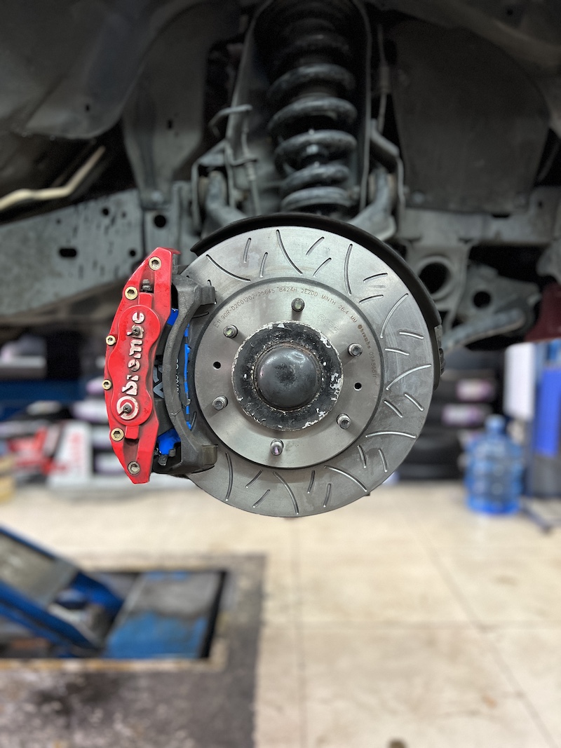 Mitsubishi Pajero 2013 | อัปเกรดจานเบรกและผ้าเบรก Racetech | เบรกหนึบ มั่นใจ ปลอดภัยกว่า - ยางเจริญรุ่งเรือง Mitsubishi Pajero 2013 ที่รู้สึกว่าเบรกเดิมเริ่มไม่ทันใจ, เบรกแล้วลื่น, หรือต้องการความปลอดภัยสูงสุดสำหรับการเดินทางไกล... ถึงเวลาอัปเกรดระบบเบรกทั้งชุดด้วย Racetech! เราจัดเต็มชุดเบรกคุณภาพสูง เพื่อความมั่นใจที่เหนือกว่า! ✅ จานเบรก Racetech: จานเบรกสมรรถนะสูง ช่วยระบายความร้อนได้ดีเยี่ยม ลดโอกาสจานโก่ง ✅ ผ้าเบรก Racetech: ผ้าเบรก Performance Street ที่ให้แรงเบรกหนึบแน่น ทนความร้อนสูงถึง 650°C ✅ เบรกสั้น คุมอยู่: ให้ประสิทธิภาพการหยุดรถที่เหนือกว่า OEM อย่างชัดเจน มั่นใจได้ทุกครั้งที่เหยียบ ✅ พร้อมบริการเจียรจาน: ติดตั้งโดยทีมช่างผู้เชี่ยวชาญ พร้อมบริการ ตั้งศูนย์ เพื่อให้รถคุณปลอดภัย 100% สิ่งที่จะได้รับหลังจากติดตั้ง: ความปลอดภัยเต็มพิกัด: ระบบเบรกที่ตอบสนองรวดเร็วและสม่ำเสมอ การควบคุมที่มั่นใจ: เบรกแล้วรถไม่เป๋ ไม่วูบวาบ แม้เบรกกระทันหัน คุ้มค่าทนทาน: วัสดุคุณภาพสูง ยืดอายุการใช้งานของระบบเบรก 👉 อย่ามองข้ามความปลอดภัย! อัปเกรดชุดเบรก Racetech กับเราวันนี้ครับ 📌 สอบถามข้อมูลเพิ่มเติม หรือนัดหมายเข้ารับบริการ ☎️ : 08-6569-1915 ☎️ : 08-6544-5963 💬 Line id : @88rw 📍Location : https://goo.gl/maps/HrNUAZXPN94KvxZ98 🌐 Facebook : https://www.facebook.com/88rwtire
