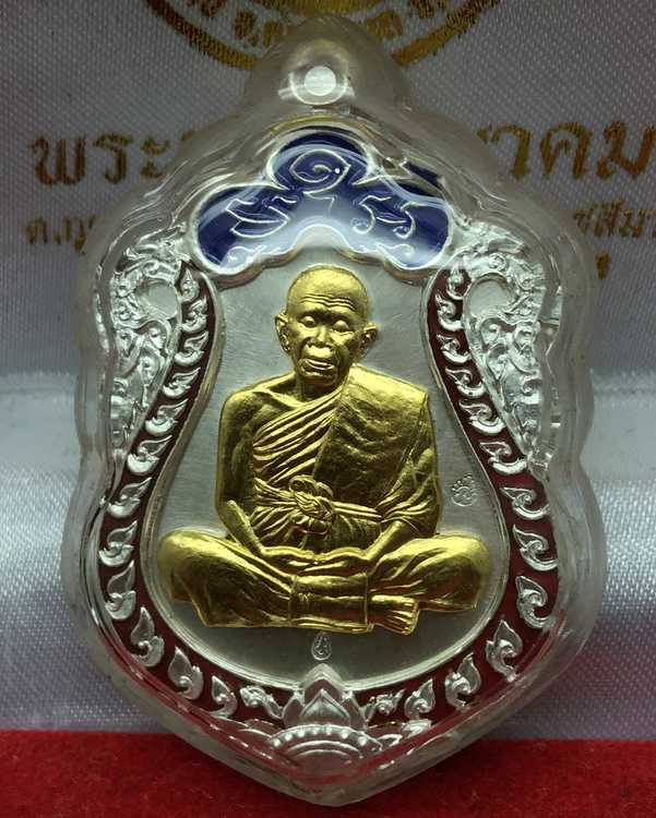 เหรียญเสมาหลวงพ่อคูณ ปริสุทโธ วัดบ้านไร่ รุ่น ชินบัญชรมหาเศรษฐี ๙๑ เหรียญจากชุดทองคำ เนื้อเงิน ขอบเงิน องค์ทองคำลงยา (ซุ้มแดง กนกน้ำเงิน) หมายเลข ๑๙