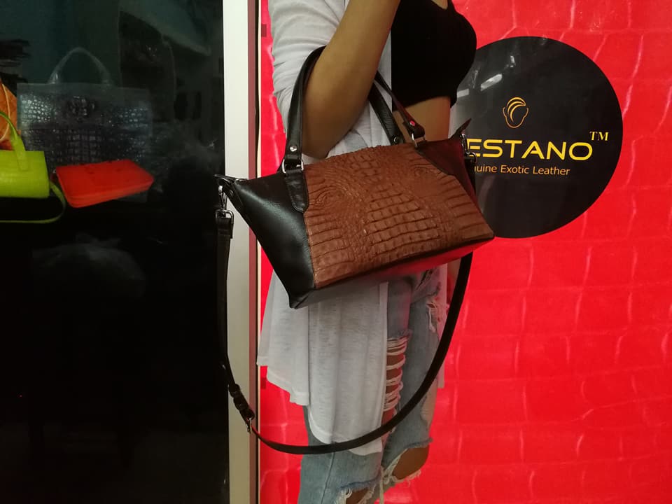 กระเป๋าถือหนังจระเข้แท้ สีน้ำตาลเข้ม รหัส CRW1217W-10-BR