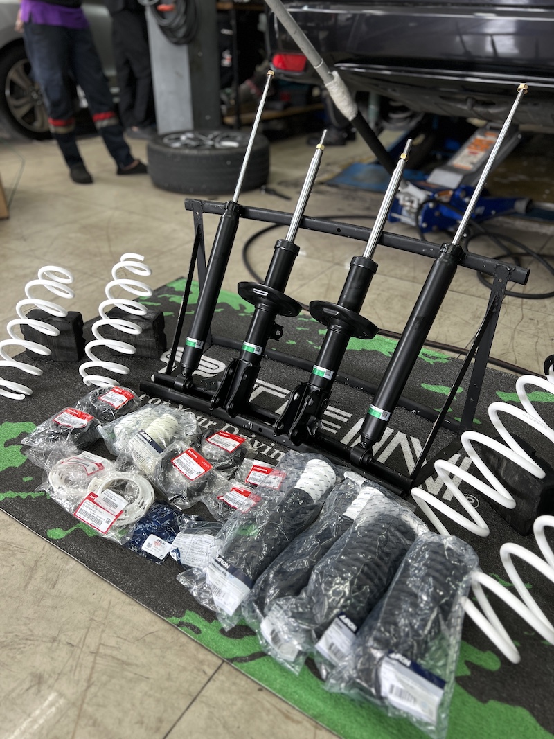 HONDAติดตั้งโช้คอัพ Tein EnduraPro Basic คู่กับ สปริง YSS Comfort Series สิ่งที่จะได้รับหลังจากติดตั้ง: นุ่มนวลระดับพรีเมียม: โช้คอัพ Tein EnduraPro Basic พร้อมเทคโนโลยี H.B.S. ช่วยดูดซับแรงกระแทกจากถนนขรุขระ ลดอาการโคลงเคลง: สปริง YSS Comfort Series (ความสูงเดิม) ช่วยปรับสมดุลของรถ และลดอาการโยนตัวของรถได้อย่างมีประสิทธิภาพ ฟีลลิ่งขับสบาย: การผสมผสานของสองแบรนด์ดังที่เน้นความสบายและความทนทาน ทำให้รถคุณขับขี่นุ่มนวล แต่ยังคงความหนึบแน่น คุณภาพเต็มชุด: ติดตั้งโดยทีมช่างผู้เชี่ยวชาญ พร้อมอะไหล่ส่วนควบใหม่ และบริการตั้งศูนย์ด้วยเครื่องมือที่ทันสมัยที่สุด เหมาะสำหรับใคร? เจ้าของ HR-V ที่เน้นความสบายในการขับขี่เป็นหลัก ผู้ที่ต้องการอัปเกรดช่วงล่างให้มีความมั่นคง ปลอดภัยยิ่งขึ้น โดยไม่ต้องการโหลดเตี้ย 👉 เปลี่ยนฟีลลิ่งการขับขี่ให้รถคุณดีกว่าเดิม ชุดนี้คือคำตอบ! 📌 สอบถามข้อมูลเพิ่มเติม หรือนัดหมายเข้ารับบริการ ☎️ : 08-6569-1915 ☎️ : 08-6544-5963 💬 Line id : @88rw 📍 Location : https://goo.gl/maps/HrNUAZXPN94KvxZ98 🌐 Facebook : https://www.facebook.com/88rwtire #Honda #HRV #Tein #EnduraPro #YSS #YSSComfort #โช้คอัพ #ช่วงล่าง #ยางเจริญรุ่งเรือง #นนทบุรี #งามวงศ์วาน
