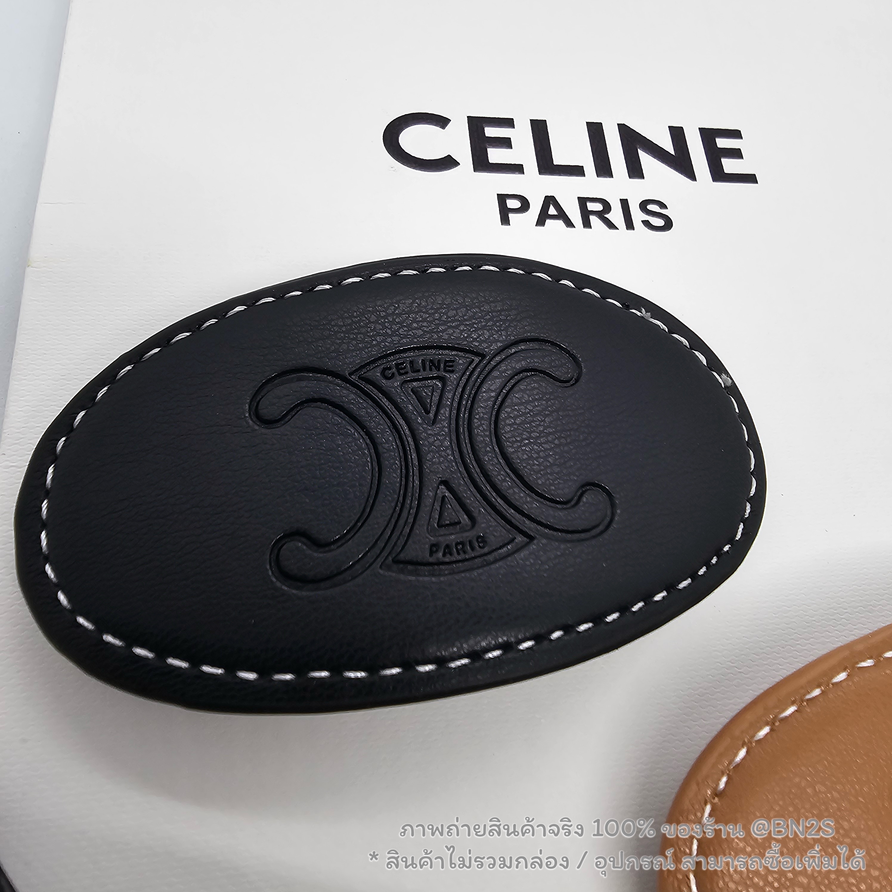 สีดำ | CELINE CUIR HAIR CLIP IN CALFSKIN AND STEEL กิ๊บหนังวงกลมซีลีน งานปั๊มโชว์โลโก้ตะโกน มี 2 สี น้ำตาล และดำ งานสวย น่ารัก ขนาด 5x9 cm. | น้ำหนัก 15 กรัม ไม่รวมกล่อง อุปกรณ์ สำเนา