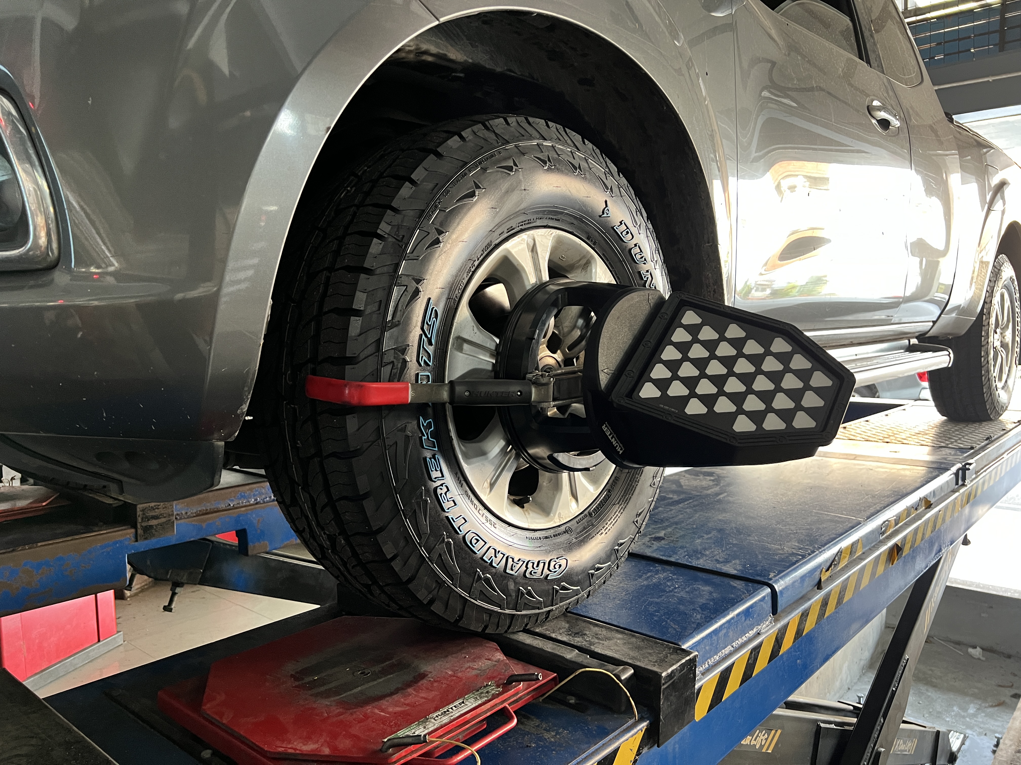 NISSAN NAVARA เปลี่ยนยางใช้งานแบบจริงจัง ใส่ยางลุยพร้อมบริการครบ จบที่เดียว [+] DUNLOP GRANDTREK AT5 [+] ขนาด255/70R16 โปรโมชั่นราคาพิเศษ ติดต่อสอบถามเพิ่มเติม โทร : 08-6569-1915 บุ๊ก และทีมงาน ยินดีต้อนรับครับ 𝙊𝙪𝙧 𝙎𝙚𝙧𝙫𝙞𝙘𝙚 บริการทางร้าน เรารับทำอะไรบ้าง 🔧 ติดตั้งยางแบบไร้รอย 100% 🔧 บริการสลับยาง ตามอายุ 🔧 มียางรถยนต์ทุกยี่ห้อให้เลือกซื้อ 🔧 เช็คช่วงล่าง แก้ปัญหาให้ตรงจุด 🔧 บริการล้างลิ้นปีกผีเสื้อ 🔧 บริการเช็คระยะรถยนต์ 🔧 เปลี่ยนถ่ายของเหลวทั้งระบบ 🔧 ตั้งศูนย์ด้วยเครื่อง HUNTER นำเข้าจาก USA #รถยนต์มีปัญหาไม่รู้ต้องแก้ตรงไหน ทางเรายินดี ตรวจหาปัญหาและหาวิธีแก้ บอกลูกค้าก่อนลงมือทำเสมอราคาเป็นธรรมไม่เอาเปรียบ สบายใจคุณลูกค้า ---------------------------------- ดูแลให้คำปรึกษาทุกปัญหาคาใจ ไม่ทิ้งลูกค้า มีบริการหลังการขาย 【ให้ผู้เชี่ยวชาญของเรา ดูแลรถคุณ】 ร้านยางเจริญรุ่งเรือง ยินดีต้อนรับครับ #ยางรถยนต์ #DUNLOP #GRANDTREK #AT5