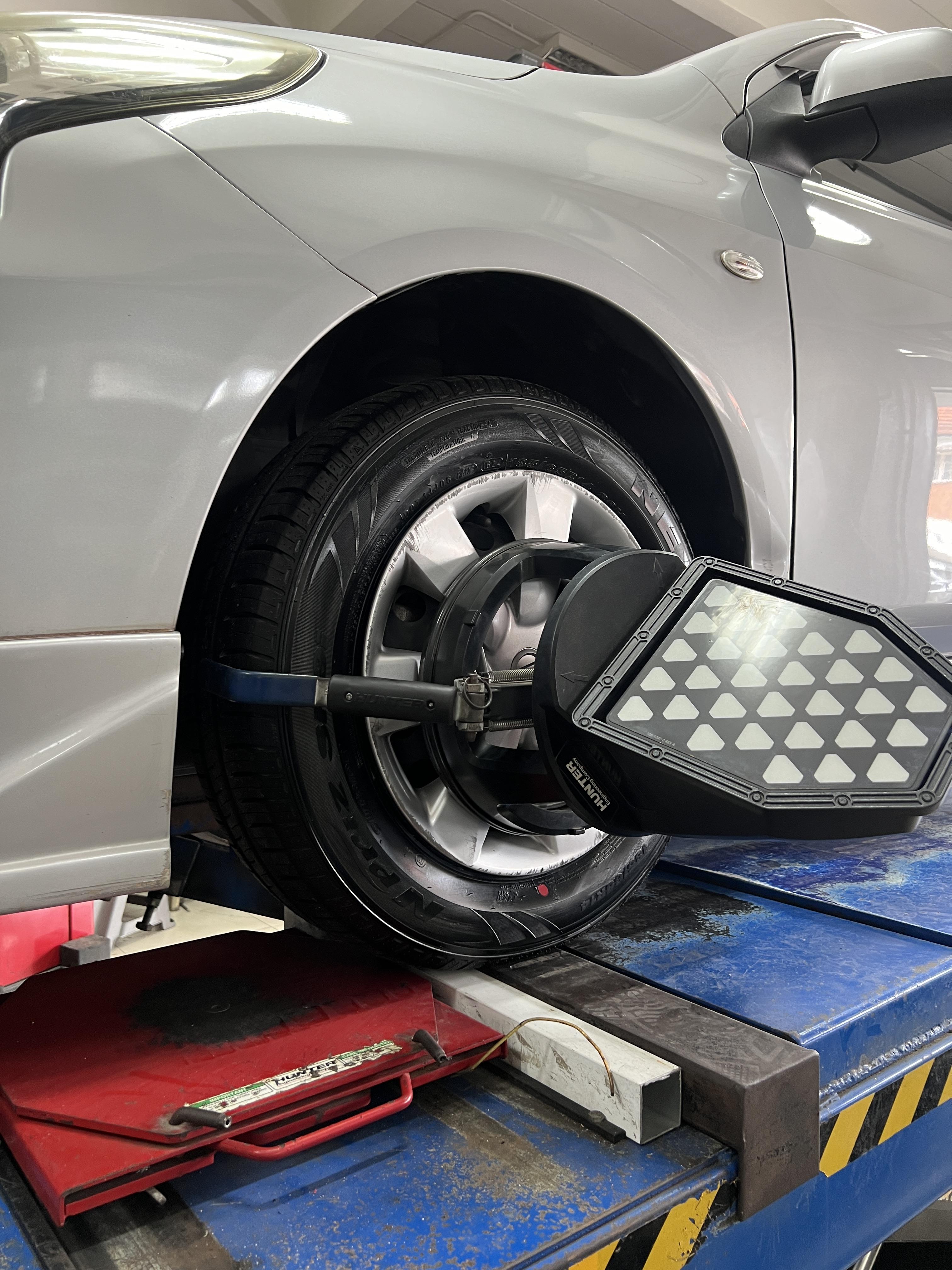 NISSAN ALMERA เปลี่ยนยางรถยนต์ ใช้งานประจำวัน [+] NEXEN SH9i 185/65R14 *เฉาพาะ NEXEN Pirelli ประกันยาง 1 ปี หรือ 25,000 กม. บาด บวม เบียด แตก ระเบิด เปลี่ยนเส้นใหม่ ครับ 𝙊𝙪𝙧 𝙎𝙚𝙧𝙫𝙞𝙘𝙚 บริการทางร้านเรารับทำอะไรบ้าง 🔧 มียางรถยนต์ทุกยี่ห้อให้เลือกซื้อ 🔧 โช้คอัพ สปริง 🔧 เช็คช่วงล่าง แก้ปัญหาให้ตรงจุด 🔧 ติดตั้งยางแบบไร้รอย 100% 🔧 บริการสลับยาง ตามอายุ 🔧 บริการล้างลิ้นปีกผีเสื้อ 🔧 บริการเช็คระยะรถยนต์ 🔧 เปลี่ยนถ่ายของเหลวทั้งระบบ 🔧 ตั้งศูนย์ด้วยเครื่อง HUNTER นำเข้าจาก USA สอบถามข้อมูลเพิ่มเติม หรือนัดหมายเข้ารับบริการ ☎️ : 08-6569-1915 ☎️ : 08-6544-5963 Line id : @88rw Tiktok : https://www.tiktok.com/@88rwycrr Youtube : https://youtube.com/@88rw Facebook : https://www.facebook.com/88rwtire Location : https://goo.gl/maps/HrNUAZXPN94KvxZ98? #รถยนต์มีปัญหาไม่รู้ต้องแก้ตรงไหน ทางเรายินดี ตรวจหาปัญหาและหาวิธีแก้ บอกลูกค้าก่อนลงมือทำเสมอราคาเป็นธรรม