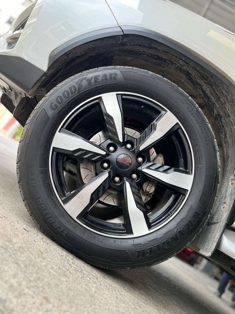 อัปเกรดเบรก Toyota Fortuner 2018 ให้มั่นใจยิ่งขึ้นด้วย ผ้าเบรก + จานเบรก Racetech ทั้งแรง ทั้งปลอดภัย ในชุดเดียว 🔧 🔥 ราคาโปรโมชั่นพิเศษเพียง 9,900.- (รวมค่าติดตั้งครบจบ ไม่มีบวกเพิ่ม) ✨ จุดเด่น Racetech + ผ้าเบรกทนความร้อนได้สูงสุด 650°C + จานเบรกวัสดุคุณภาพ ระบายความร้อนได้ดี + เบรกสั้น มั่นใจ ควบคุมได้ดั่งใจ + ปลอดภัยทั้งในเมืองและเดินทางไกล 📍 โปรโมชั่นนี้มีจำนวนจำกัด ‼️ 👉 จองคิวติดตั้งได้เลยวันนี้ เพื่อความมั่นใจในทุกการขับขี่ สอบถามข้อมูลเพิ่มเติม หรือนัดหมายเข้ารับบริการ ☎️ : 08-6569-1915 ☎️ : 08-6544-5963 Line id : @88rw Facebook : https://www.facebook.com/88rwtire Location : https://goo.gl/maps/HrNUAZXPN94KvxZ98 #ToyotaFortuner #Racetech #ผ้าเบรกRacetech #จานเบรกRacetech