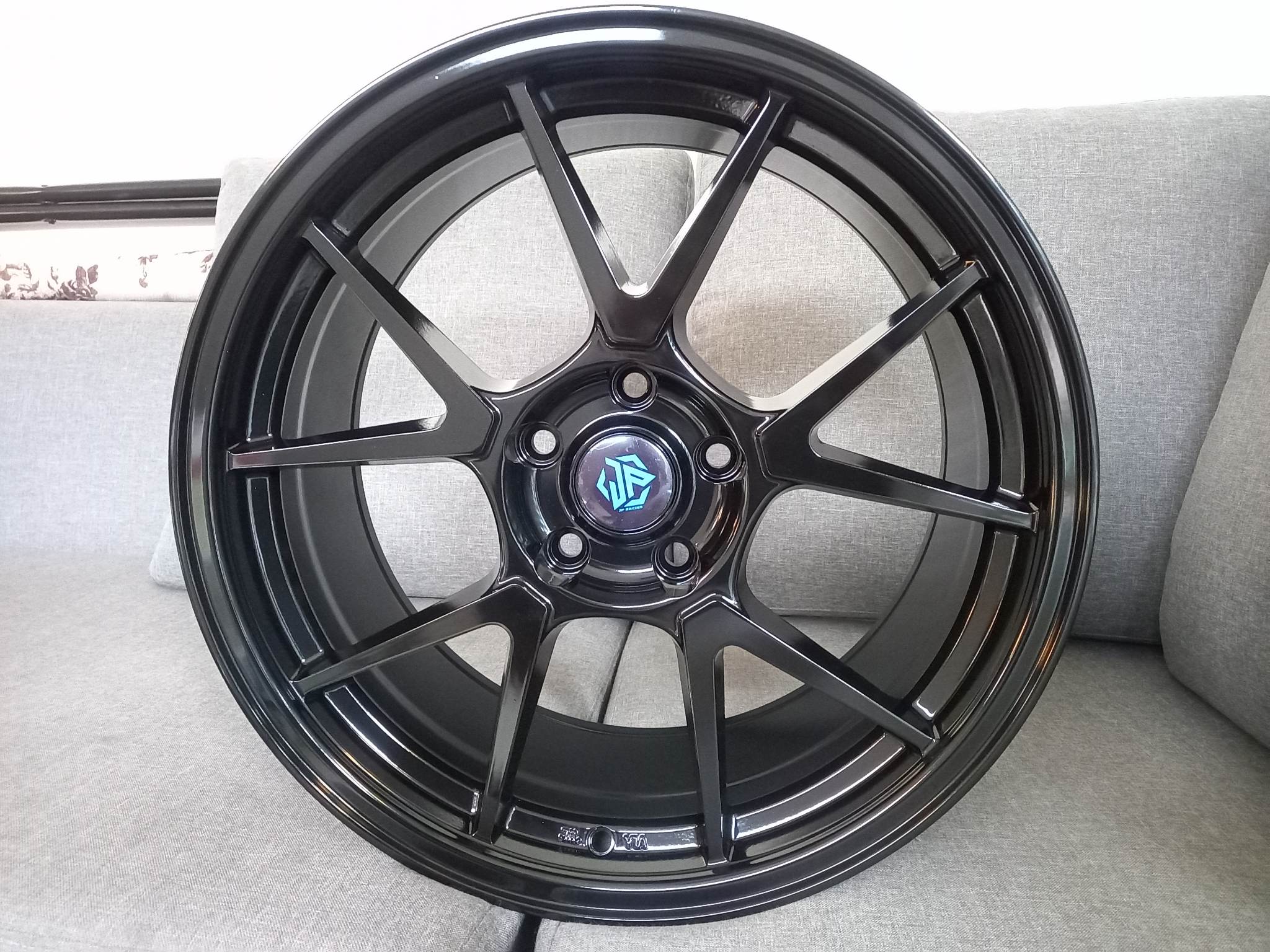 แม็กใหม่ขอบ 18 ล้อรีดเบา flowforming สีดำ
