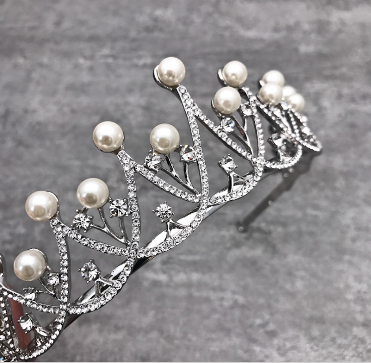 มงกุฏขนาดใหญ่ ประดับมุข แบบปักกิ๊บแน่น ขนาด กว้าง 15.5 สูง 5.5 ซม.