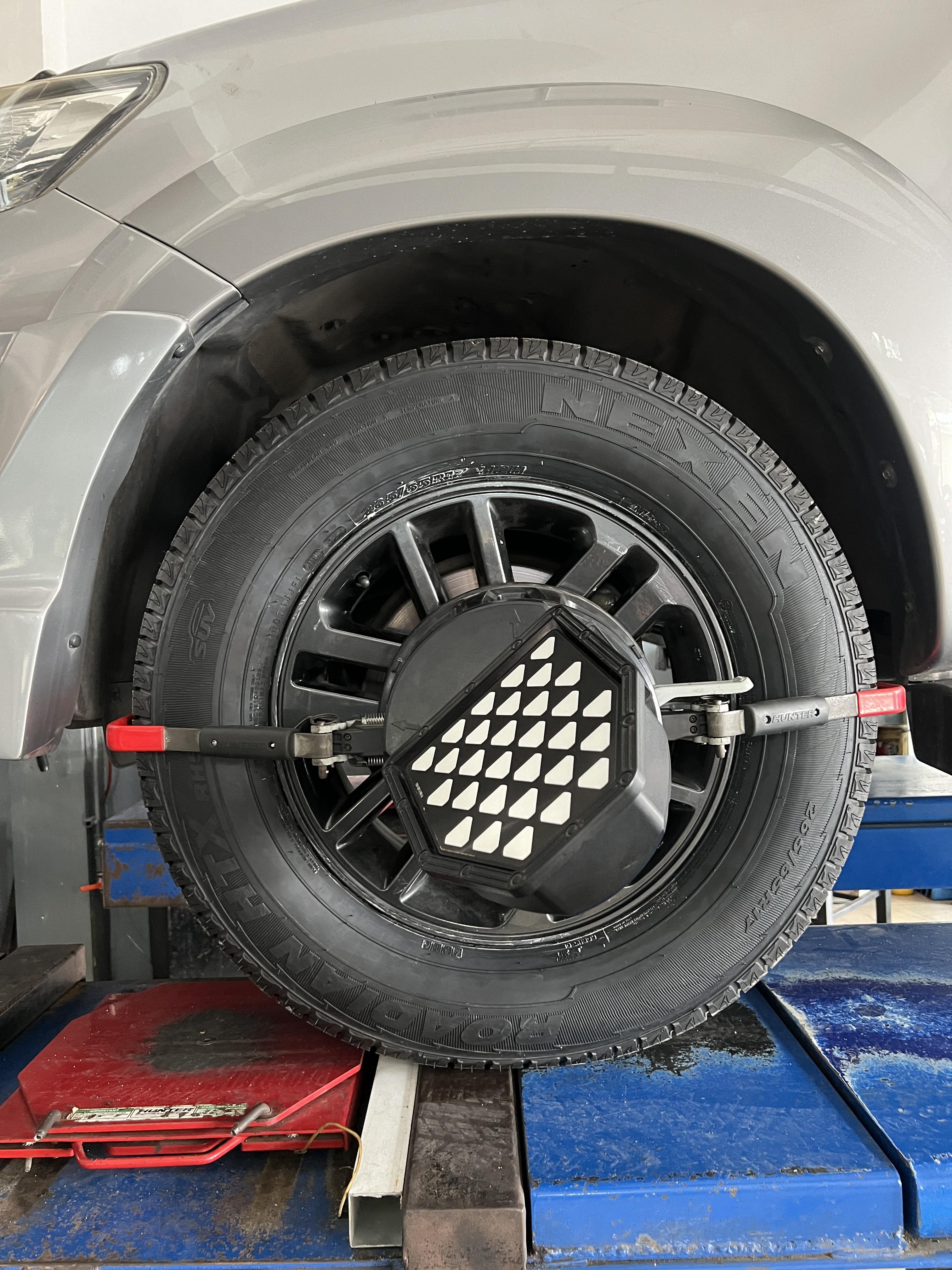 TOYOTA FORTUNER เปลี่ยนยางรถยนต์ใช้งานประจำวัน [+] NEXEN RH5 suv 265/65R17 𝙊𝙪𝙧 𝙎𝙚𝙧𝙫𝙞𝙘𝙚 บริการทางร้านเรารับทำอะไรบ้าง 🔧 มียางรถยนต์ทุกยี่ห้อให้เลือกซื้อ 🔧 โช้คอัพ สปริง 🔧 เช็คช่วงล่าง แก้ปัญหาให้ตรงจุด 🔧 ติดตั้งยางแบบไร้รอย 100% 🔧 บริการสลับยาง ตามอายุ 🔧 บริการล้างลิ้นปีกผีเสื้อ 🔧 บริการเช็คระยะรถยนต์ 🔧 เปลี่ยนถ่ายของเหลวทั้งระบบ 🔧 ตั้งศูนย์ด้วยเครื่อง HUNTER นำเข้าจาก USA สอบถามข้อมูลเพิ่มเติม หรือนัดหมายเข้ารับบริการ ☎️ : 08-6569-1915 ☎️ : 08-6544-5963 Line id : @88rw Tiktok : https://www.tiktok.com/@88rwycrr Youtube : https://youtube.com/@88rw Facebook : https://www.facebook.com/88rwtire Location : https://goo.gl/maps/HrNUAZXPN94KvxZ98? #รถยนต์มีปัญหาไม่รู้ต้องแก้ตรงไหน ทางเรายินดี ตรวจหาปัญหาและหาวิธีแก้ บอกลูกค้าก่อนลงมือทำเสมอราคาเป็นธรรม