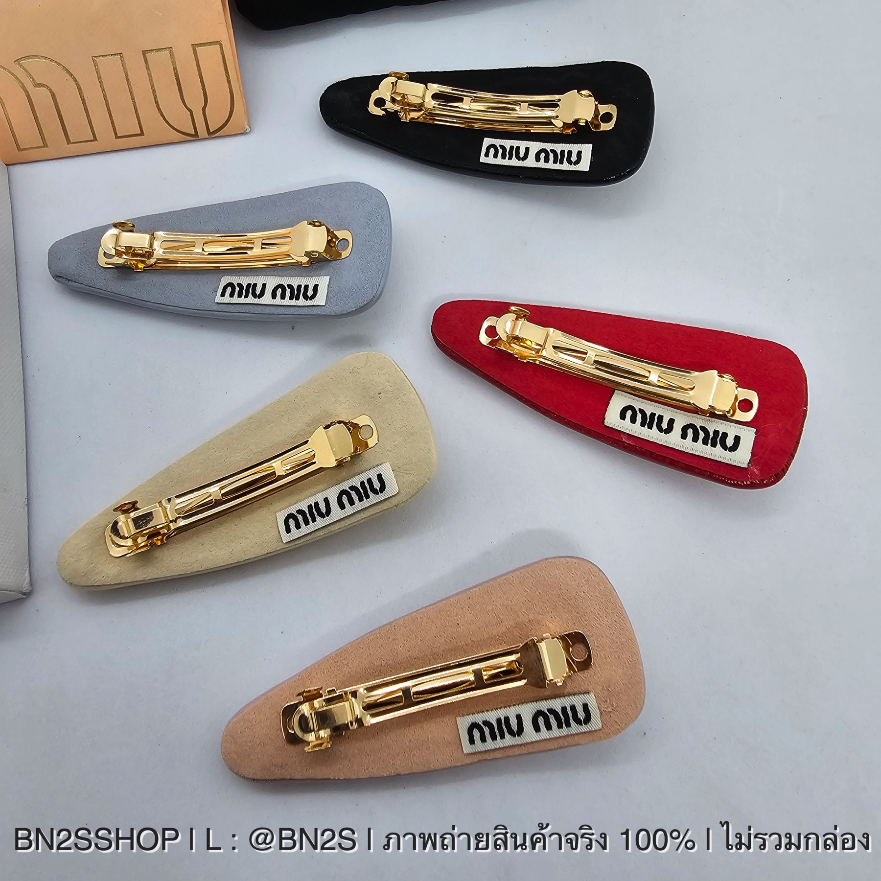 สีแดง | Patent Leather Hair Clip | Miu Miu กิ๊บหนังแบบสปริง มิว มิว หนังมัน ติดโลโก้สีทอง