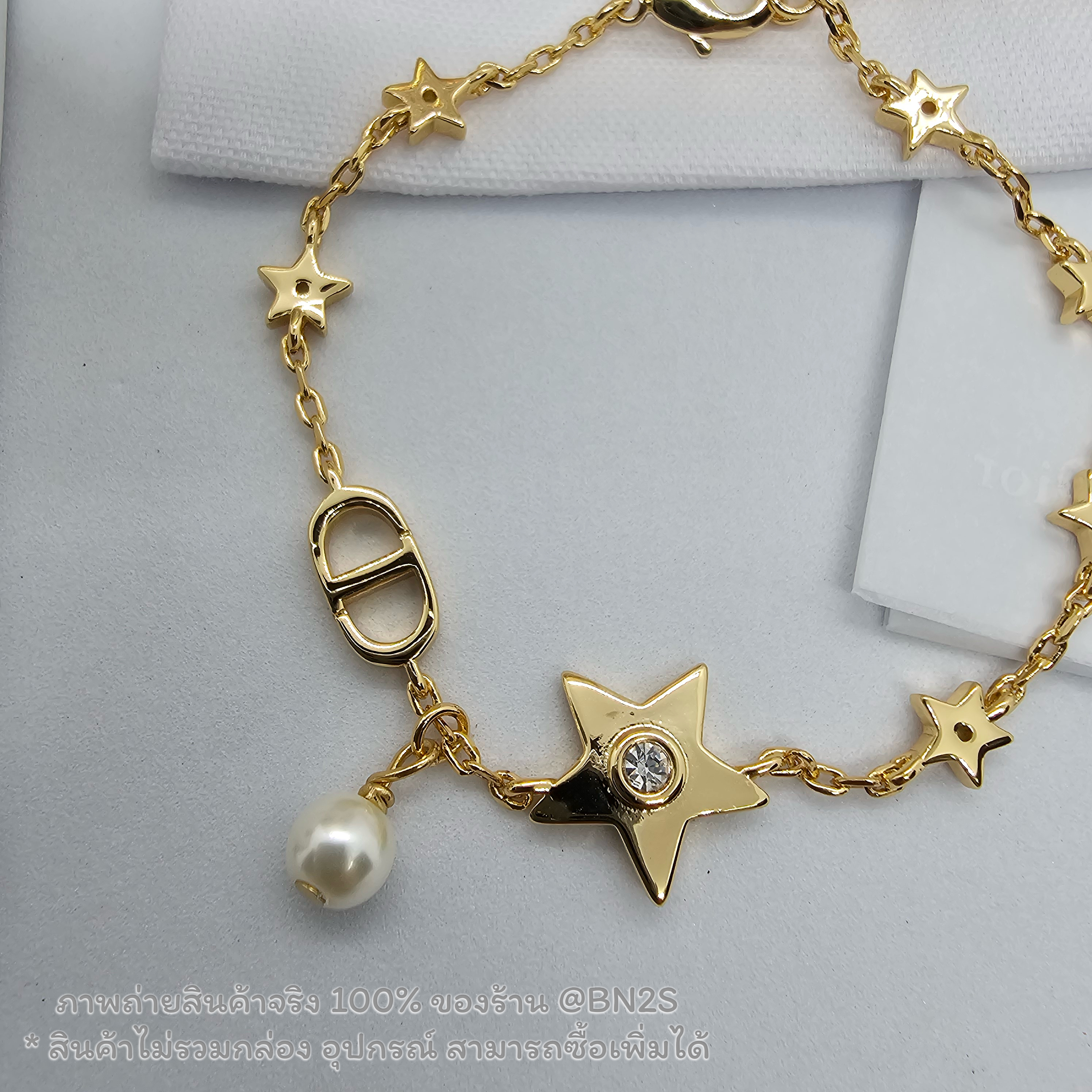 DIOR Petite CD Faux Pearl Gold Tone Bracelet เกรด ออริ อุปกรณ์ : ถุงกระดาษ ซองซิปล็อค ความยาว 18 ซม. ปรับได้ยาวสุด 21 ซม.